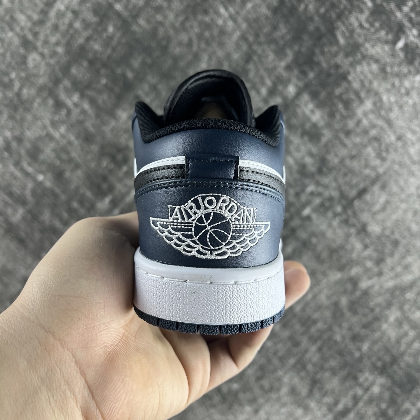 💰135
#RY市面最性价比 Air Jordan AJ1 Low 低帮全新流水线出品 头层唯一选择 市场第一梯队最强版 全部原鞋开发 原楦原纸板开发 全鞋电脑针车 原厂内置全掌气垫 原盒内在原标 唯一Zp原版鞋带绑法 免检产品 全新版型 全头层皮料 完美零毛边处理 原厂配置全掌气垫 价格定位良心 几百个配色陆续出货
码数:36-46半