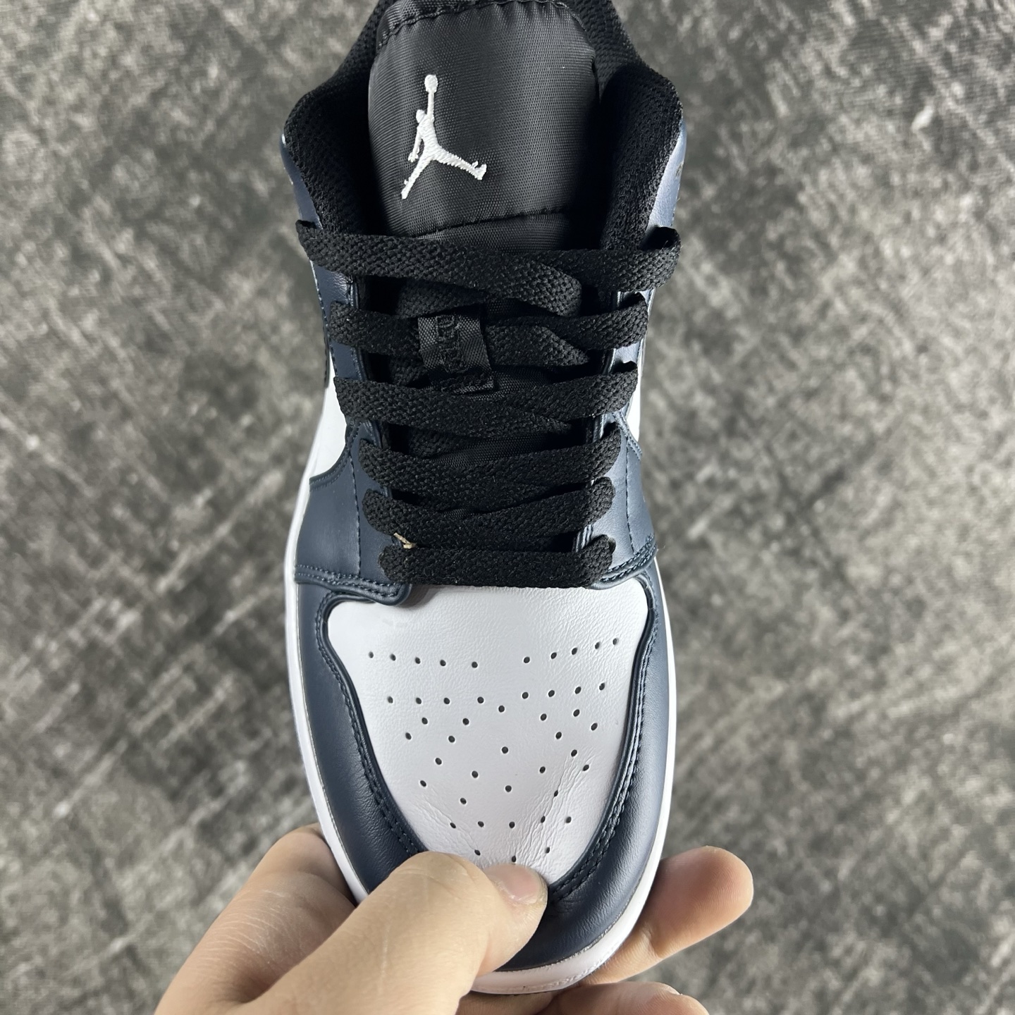 💰135
#RY市面最性价比 Air Jordan AJ1 Low 低帮全新流水线出品 头层唯一选择 市场第一梯队最强版 全部原鞋开发 原楦原纸板开发 全鞋电脑针车 原厂内置全掌气垫 原盒内在原标 唯一Zp原版鞋带绑法 免检产品 全新版型 全头层皮料 完美零毛边处理 原厂配置全掌气垫 价格定位良心 几百个配色陆续出货
码数:36-46半