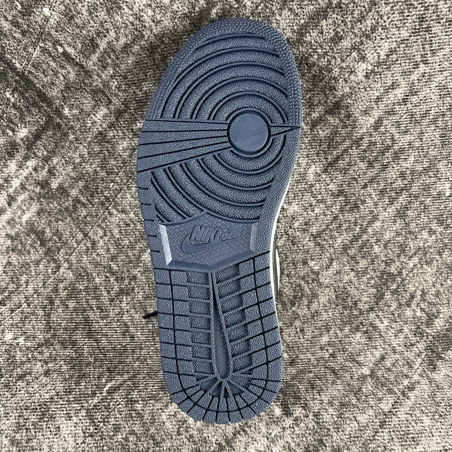 💰135
#RY市面最性价比 Air Jordan AJ1 Low 低帮全新流水线出品 头层唯一选择 市场第一梯队最强版 全部原鞋开发 原楦原纸板开发 全鞋电脑针车 原厂内置全掌气垫 原盒内在原标 唯一Zp原版鞋带绑法 免检产品 全新版型 全头层皮料 完美零毛边处理 原厂配置全掌气垫 价格定位良心 几百个配色陆续出货
码数:36-46半