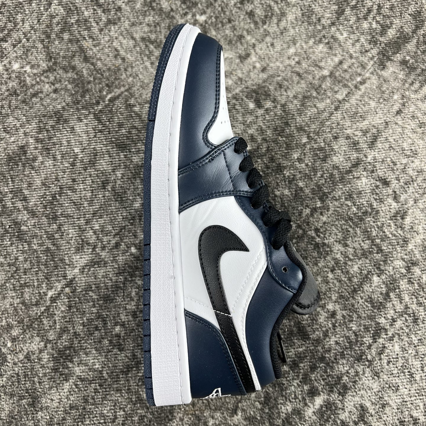 💰135
#RY市面最性价比 Air Jordan AJ1 Low 低帮全新流水线出品 头层唯一选择 市场第一梯队最强版 全部原鞋开发 原楦原纸板开发 全鞋电脑针车 原厂内置全掌气垫 原盒内在原标 唯一Zp原版鞋带绑法 免检产品 全新版型 全头层皮料 完美零毛边处理 原厂配置全掌气垫 价格定位良心 几百个配色陆续出货
码数:36-46半