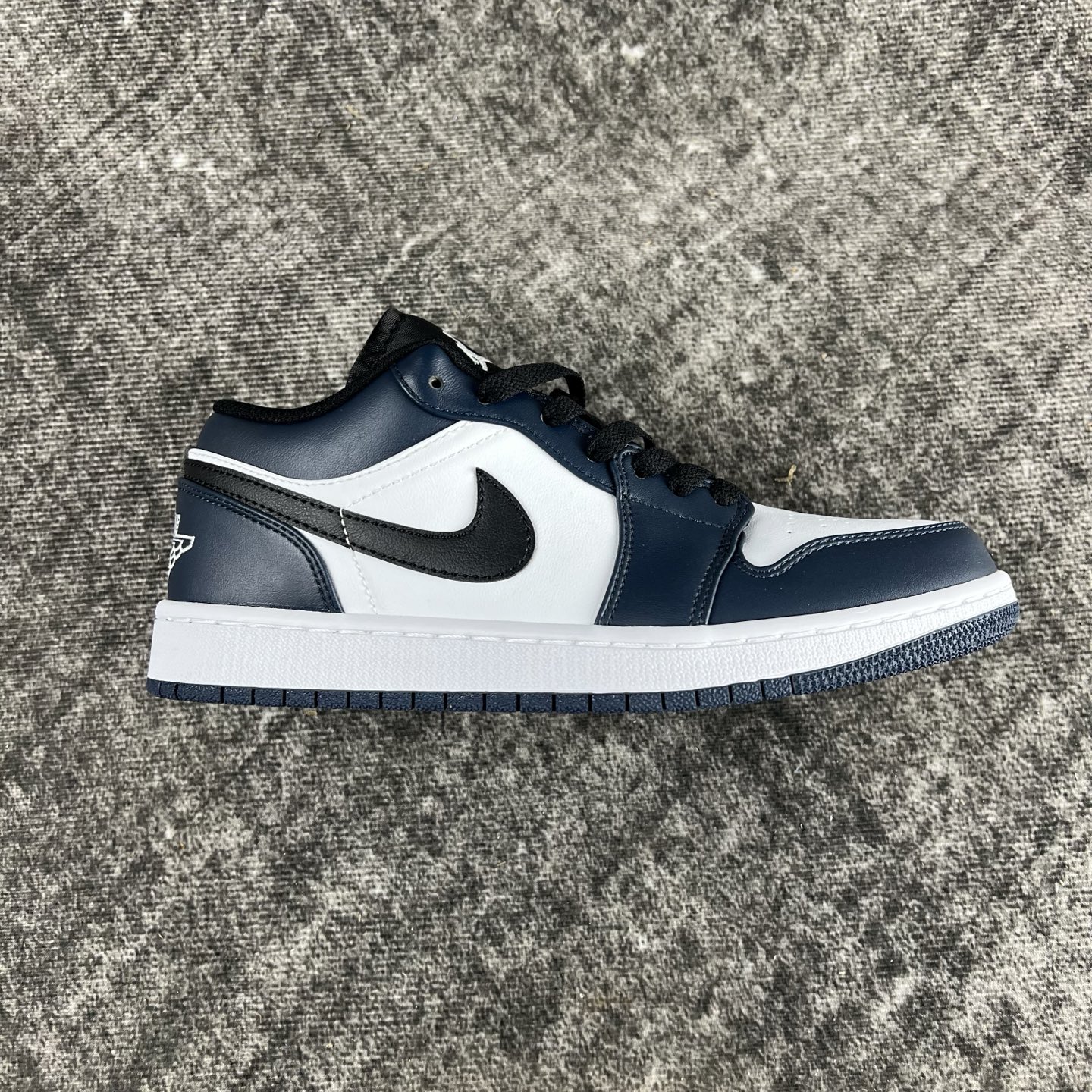 💰135
#RY市面最性价比 Air Jordan AJ1 Low 低帮全新流水线出品 头层唯一选择 市场第一梯队最强版 全部原鞋开发 原楦原纸板开发 全鞋电脑针车 原厂内置全掌气垫 原盒内在原标 唯一Zp原版鞋带绑法 免检产品 全新版型 全头层皮料 完美零毛边处理 原厂配置全掌气垫 价格定位良心 几百个配色陆续出货
码数:36-46半