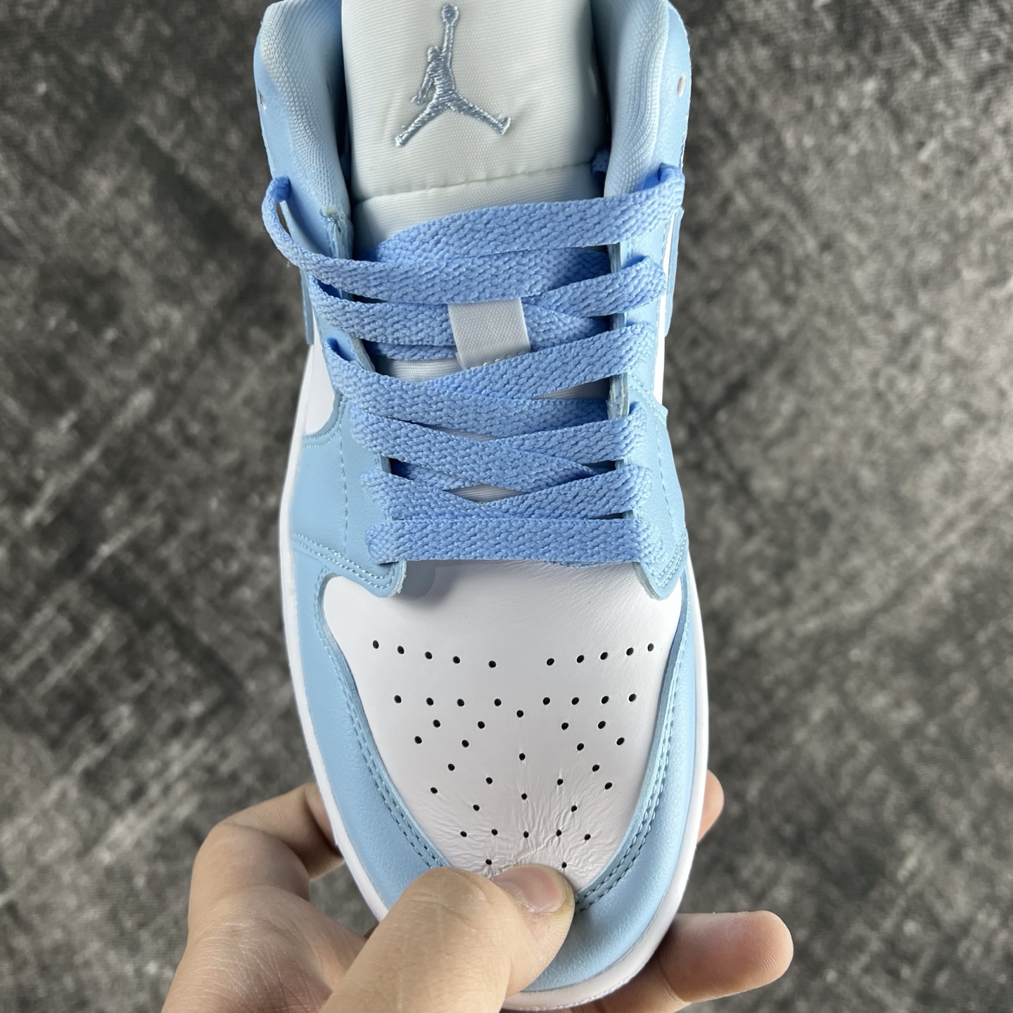 💰135
#RY市面最性价比 Air Jordan AJ1 Low 低帮全新流水线出品 头层唯一选择 市场第一梯队最强版 全部原鞋开发 原楦原纸板开发 全鞋电脑针车 原厂内置全掌气垫 原盒内在原标 唯一Zp原版鞋带绑法 免检产品 全新版型 全头层皮料 完美零毛边处理 原厂配置全掌气垫 价格定位良心 几百个配色陆续出货
码数:36-46半