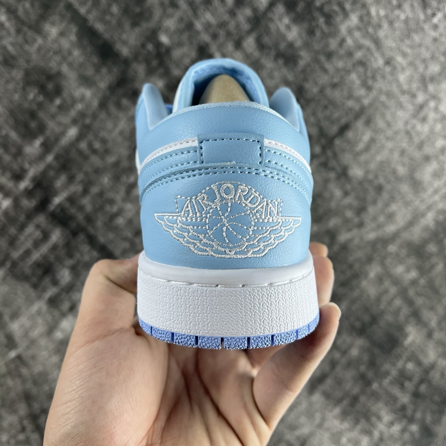 💰135
#RY市面最性价比 Air Jordan AJ1 Low 低帮全新流水线出品 头层唯一选择 市场第一梯队最强版 全部原鞋开发 原楦原纸板开发 全鞋电脑针车 原厂内置全掌气垫 原盒内在原标 唯一Zp原版鞋带绑法 免检产品 全新版型 全头层皮料 完美零毛边处理 原厂配置全掌气垫 价格定位良心 几百个配色陆续出货
码数:36-46半