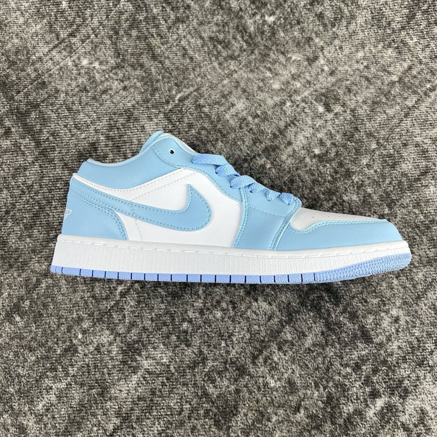 💰135
#RY市面最性价比 Air Jordan AJ1 Low 低帮全新流水线出品 头层唯一选择 市场第一梯队最强版 全部原鞋开发 原楦原纸板开发 全鞋电脑针车 原厂内置全掌气垫 原盒内在原标 唯一Zp原版鞋带绑法 免检产品 全新版型 全头层皮料 完美零毛边处理 原厂配置全掌气垫 价格定位良心 几百个配色陆续出货
码数:36-46半