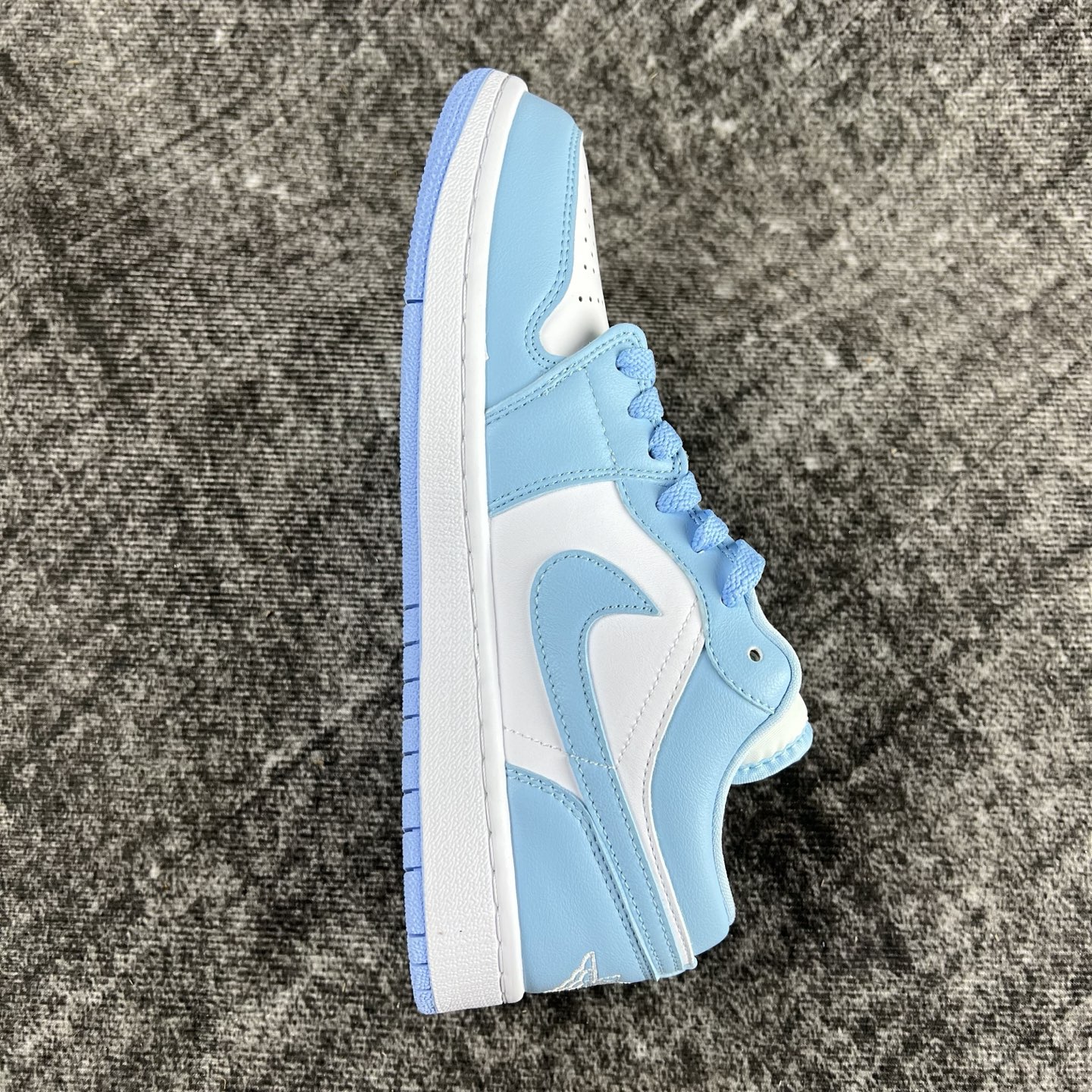 💰135
#RY市面最性价比 Air Jordan AJ1 Low 低帮全新流水线出品 头层唯一选择 市场第一梯队最强版 全部原鞋开发 原楦原纸板开发 全鞋电脑针车 原厂内置全掌气垫 原盒内在原标 唯一Zp原版鞋带绑法 免检产品 全新版型 全头层皮料 完美零毛边处理 原厂配置全掌气垫 价格定位良心 几百个配色陆续出货
码数:36-46半