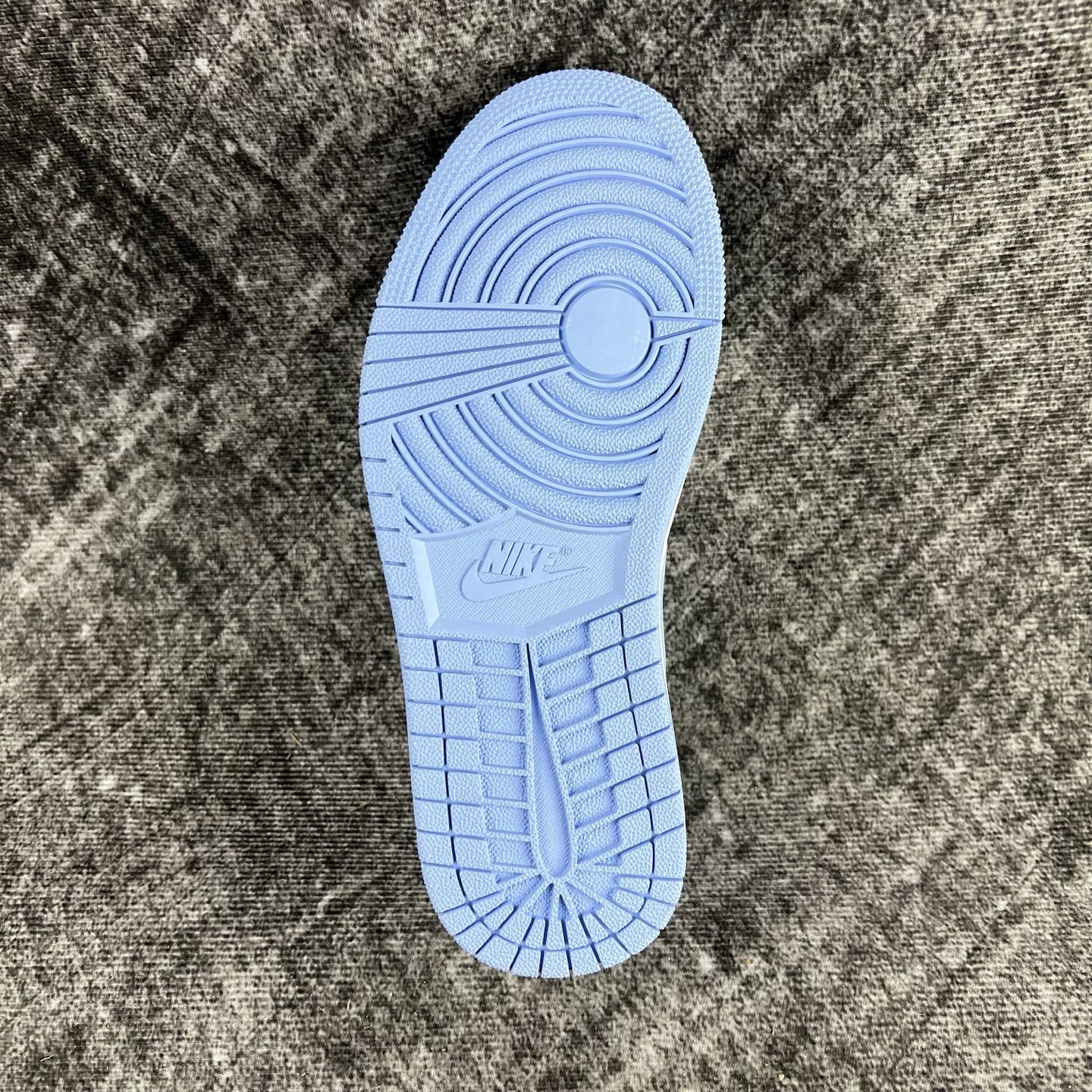 💰135
#RY市面最性价比 Air Jordan AJ1 Low 低帮全新流水线出品 头层唯一选择 市场第一梯队最强版 全部原鞋开发 原楦原纸板开发 全鞋电脑针车 原厂内置全掌气垫 原盒内在原标 唯一Zp原版鞋带绑法 免检产品 全新版型 全头层皮料 完美零毛边处理 原厂配置全掌气垫 价格定位良心 几百个配色陆续出货
码数:36-46半
