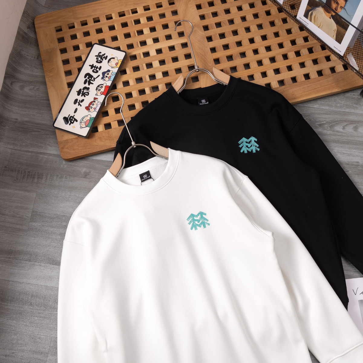 供货价:65💰新品卫衣发布会♻️纯棉毛圈设计,300克足重量,贸易出口货,原包装吊牌（另有38💴华棉版本340克推荐入手）可以随意来图订制 支持一件代发 批发 等  
三棵树 经典款全棉加厚320g休闲圆领套头卫衣
全套包装 高品质
卫衣采用320g多支纱线纺织工艺 手感厚实
全棉面料 透气舒适 顶级质感
颜色：图示颜色
尺码：M L XL
 胸围 肩宽 袖长 衣长
M 62 63.5 53 70
L 64 65.5 54.5 72
XL 66 67.5 56 74
尺码 建议身高 建议体重
M 160cm-170cm 50kg-65kg
L 170cm-180cm 65k g-85kg
XL 180cm-195cm 85kg-115kg