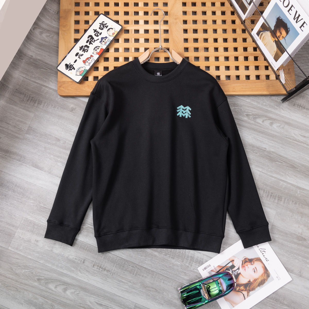 供货价:65💰新品卫衣发布会♻️纯棉毛圈设计,300克足重量,贸易出口货,原包装吊牌（另有38💴华棉版本340克推荐入手）可以随意来图订制 支持一件代发 批发 等  
三棵树 经典款全棉加厚320g休闲圆领套头卫衣
全套包装 高品质
卫衣采用320g多支纱线纺织工艺 手感厚实
全棉面料 透气舒适 顶级质感
颜色：图示颜色
尺码：M L XL
 胸围 肩宽 袖长 衣长
M 62 63.5 53 70
L 64 65.5 54.5 72
XL 66 67.5 56 74
尺码 建议身高 建议体重
M 160cm-170cm 50kg-65kg
L 170cm-180cm 65k g-85kg
XL 180cm-195cm 85kg-115kg