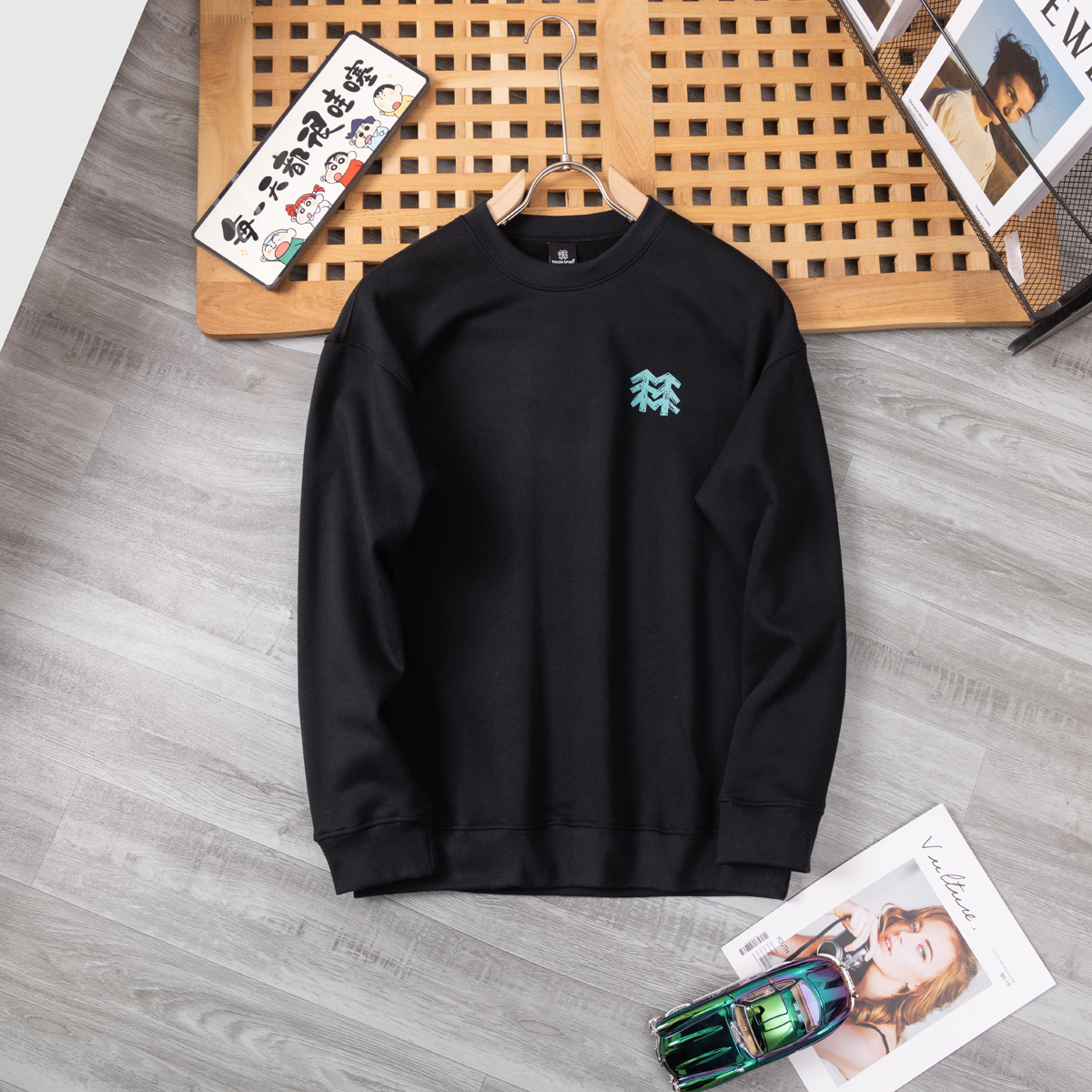 供货价:65💰新品卫衣发布会♻️纯棉毛圈设计,300克足重量,贸易出口货,原包装吊牌（另有38💴华棉版本340克推荐入手）可以随意来图订制 支持一件代发 批发 等  
三棵树 经典款全棉加厚320g休闲圆领套头卫衣
全套包装 高品质
卫衣采用320g多支纱线纺织工艺 手感厚实
全棉面料 透气舒适 顶级质感
颜色：图示颜色
尺码：M L XL
 胸围 肩宽 袖长 衣长
M 62 63.5 53 70
L 64 65.5 54.5 72
XL 66 67.5 56 74
尺码 建议身高 建议体重
M 160cm-170cm 50kg-65kg
L 170cm-180cm 65k g-85kg
XL 180cm-195cm 85kg-115kg