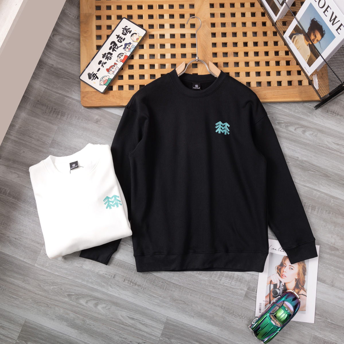 供货价:65💰新品卫衣发布会♻️纯棉毛圈设计,300克足重量,贸易出口货,原包装吊牌（另有38💴华棉版本340克推荐入手）可以随意来图订制 支持一件代发 批发 等  
三棵树 经典款全棉加厚320g休闲圆领套头卫衣
全套包装 高品质
卫衣采用320g多支纱线纺织工艺 手感厚实
全棉面料 透气舒适 顶级质感
颜色：图示颜色
尺码：M L XL
 胸围 肩宽 袖长 衣长
M 62 63.5 53 70
L 64 65.5 54.5 72
XL 66 67.5 56 74
尺码 建议身高 建议体重
M 160cm-170cm 50kg-65kg
L 170cm-180cm 65k g-85kg
XL 180cm-195cm 85kg-115kg