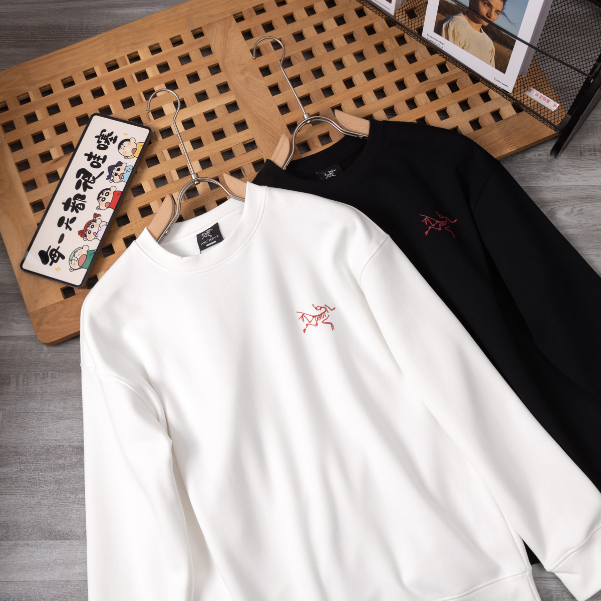 供货价:65💰新品卫衣发布会♻️纯棉毛圈设计,300克足重量,贸易出口货,原包装吊牌（另有38💴华棉版本340克推荐入手）可以随意来图订制 支持一件代发 批发 等  
始祖鸟 经典款全棉加厚320g休闲圆领套头卫衣
全套包装 高品质
卫衣采用320g多支纱线纺织工艺 手感厚实
全棉面料 透气舒适 顶级质感
颜色：图示颜色
尺码：M L XL
 胸围 肩宽 袖长 衣长
M 62 63.5 53 70
L 64 65.5 54.5 72
XL 66 67.5 56 74
尺码 建议身高 建议体重
M 160cm-170cm 50kg-65kg
L 170cm-180cm 65k g-85kg
XL 180cm-195cm 85kg-115kg