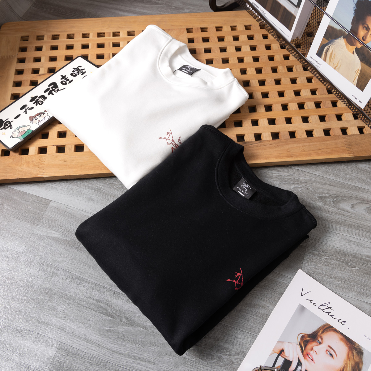 供货价:65💰新品卫衣发布会♻️纯棉毛圈设计,300克足重量,贸易出口货,原包装吊牌（另有38💴华棉版本340克推荐入手）可以随意来图订制 支持一件代发 批发 等  
始祖鸟 经典款全棉加厚320g休闲圆领套头卫衣
全套包装 高品质
卫衣采用320g多支纱线纺织工艺 手感厚实
全棉面料 透气舒适 顶级质感
颜色：图示颜色
尺码：M L XL
 胸围 肩宽 袖长 衣长
M 62 63.5 53 70
L 64 65.5 54.5 72
XL 66 67.5 56 74
尺码 建议身高 建议体重
M 160cm-170cm 50kg-65kg
L 170cm-180cm 65k g-85kg
XL 180cm-195cm 85kg-115kg