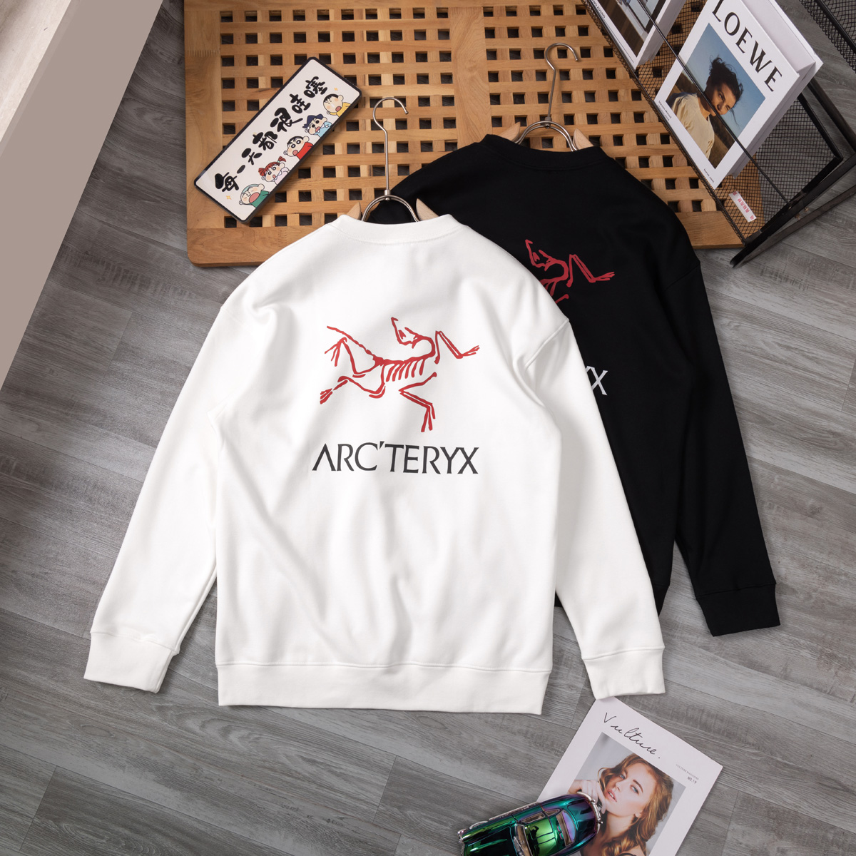 供货价:65💰新品卫衣发布会♻️纯棉毛圈设计,300克足重量,贸易出口货,原包装吊牌（另有38💴华棉版本340克推荐入手）可以随意来图订制 支持一件代发 批发 等  
始祖鸟 经典款全棉加厚320g休闲圆领套头卫衣
全套包装 高品质
卫衣采用320g多支纱线纺织工艺 手感厚实
全棉面料 透气舒适 顶级质感
颜色：图示颜色
尺码：M L XL
 胸围 肩宽 袖长 衣长
M 62 63.5 53 70
L 64 65.5 54.5 72
XL 66 67.5 56 74
尺码 建议身高 建议体重
M 160cm-170cm 50kg-65kg
L 170cm-180cm 65k g-85kg
XL 180cm-195cm 85kg-115kg