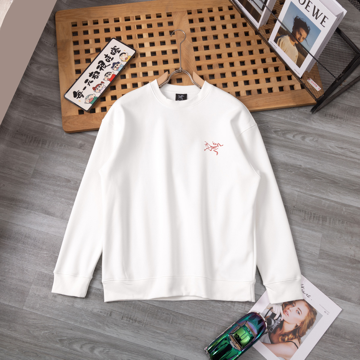 供货价:65💰新品卫衣发布会♻️纯棉毛圈设计,300克足重量,贸易出口货,原包装吊牌（另有38💴华棉版本340克推荐入手）可以随意来图订制 支持一件代发 批发 等  
始祖鸟 经典款全棉加厚320g休闲圆领套头卫衣
全套包装 高品质
卫衣采用320g多支纱线纺织工艺 手感厚实
全棉面料 透气舒适 顶级质感
颜色：图示颜色
尺码：M L XL
 胸围 肩宽 袖长 衣长
M 62 63.5 53 70
L 64 65.5 54.5 72
XL 66 67.5 56 74
尺码 建议身高 建议体重
M 160cm-170cm 50kg-65kg
L 170cm-180cm 65k g-85kg
XL 180cm-195cm 85kg-115kg