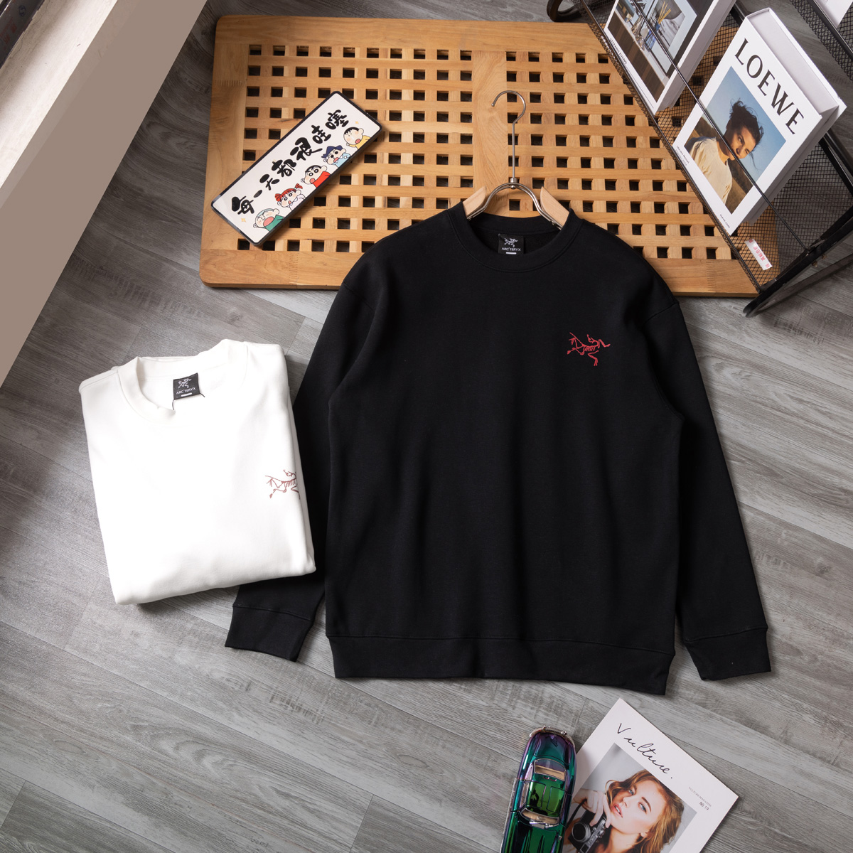 供货价:65💰新品卫衣发布会♻️纯棉毛圈设计,300克足重量,贸易出口货,原包装吊牌（另有38💴华棉版本340克推荐入手）可以随意来图订制 支持一件代发 批发 等  
始祖鸟 经典款全棉加厚320g休闲圆领套头卫衣
全套包装 高品质
卫衣采用320g多支纱线纺织工艺 手感厚实
全棉面料 透气舒适 顶级质感
颜色：图示颜色
尺码：M L XL
 胸围 肩宽 袖长 衣长
M 62 63.5 53 70
L 64 65.5 54.5 72
XL 66 67.5 56 74
尺码 建议身高 建议体重
M 160cm-170cm 50kg-65kg
L 170cm-180cm 65k g-85kg
XL 180cm-195cm 85kg-115kg