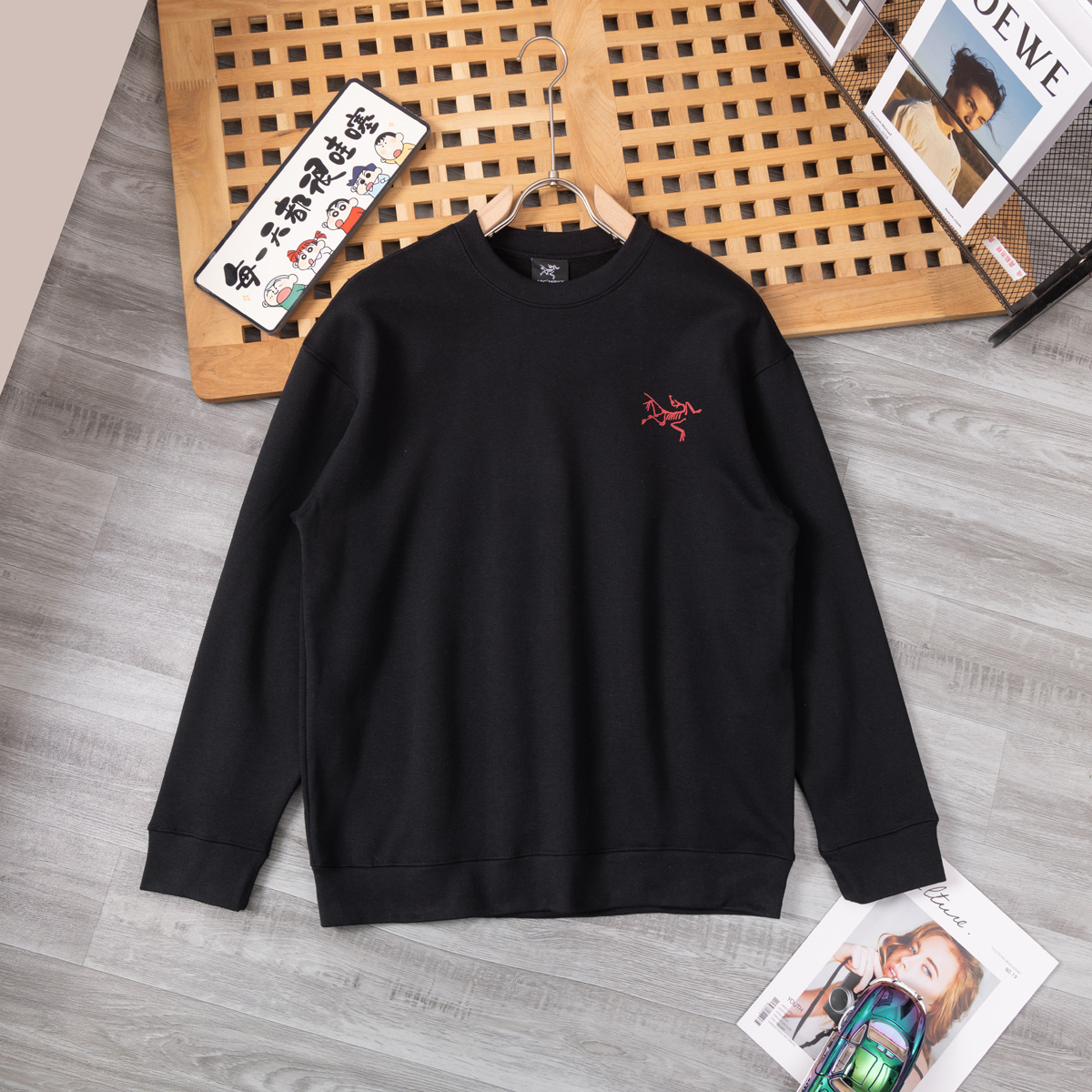 供货价:65💰新品卫衣发布会♻️纯棉毛圈设计,300克足重量,贸易出口货,原包装吊牌（另有38💴华棉版本340克推荐入手）可以随意来图订制 支持一件代发 批发 等  
始祖鸟 经典款全棉加厚320g休闲圆领套头卫衣
全套包装 高品质
卫衣采用320g多支纱线纺织工艺 手感厚实
全棉面料 透气舒适 顶级质感
颜色：图示颜色
尺码：M L XL
 胸围 肩宽 袖长 衣长
M 62 63.5 53 70
L 64 65.5 54.5 72
XL 66 67.5 56 74
尺码 建议身高 建议体重
M 160cm-170cm 50kg-65kg
L 170cm-180cm 65k g-85kg
XL 180cm-195cm 85kg-115kg