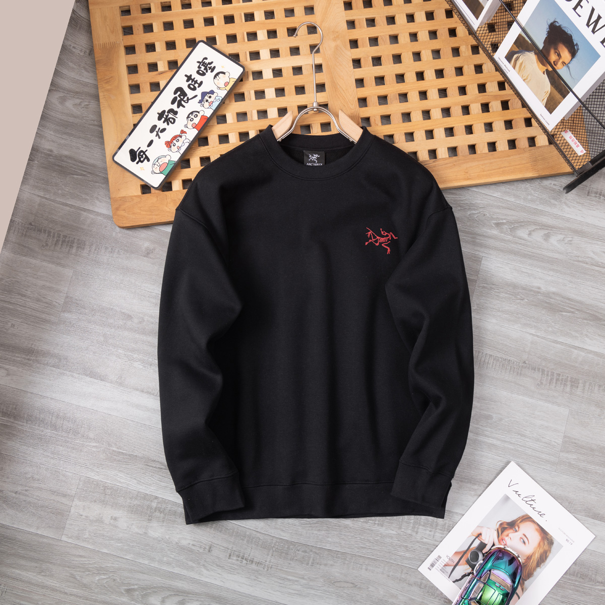 供货价:65💰新品卫衣发布会♻️纯棉毛圈设计,300克足重量,贸易出口货,原包装吊牌（另有38💴华棉版本340克推荐入手）可以随意来图订制 支持一件代发 批发 等  
始祖鸟 经典款全棉加厚320g休闲圆领套头卫衣
全套包装 高品质
卫衣采用320g多支纱线纺织工艺 手感厚实
全棉面料 透气舒适 顶级质感
颜色：图示颜色
尺码：M L XL
 胸围 肩宽 袖长 衣长
M 62 63.5 53 70
L 64 65.5 54.5 72
XL 66 67.5 56 74
尺码 建议身高 建议体重
M 160cm-170cm 50kg-65kg
L 170cm-180cm 65k g-85kg
XL 180cm-195cm 85kg-115kg