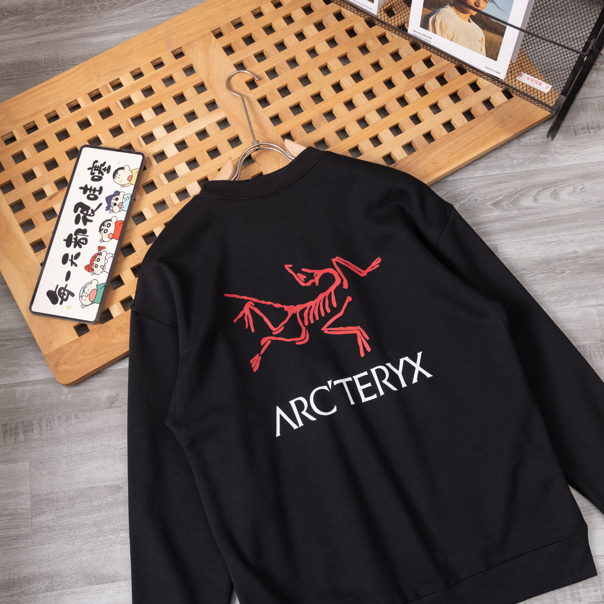 供货价:65💰新品卫衣发布会♻️纯棉毛圈设计,300克足重量,贸易出口货,原包装吊牌（另有38💴华棉版本340克推荐入手）可以随意来图订制 支持一件代发 批发 等  
始祖鸟 经典款全棉加厚320g休闲圆领套头卫衣
全套包装 高品质
卫衣采用320g多支纱线纺织工艺 手感厚实
全棉面料 透气舒适 顶级质感
颜色：图示颜色
尺码：M L XL
 胸围 肩宽 袖长 衣长
M 62 63.5 53 70
L 64 65.5 54.5 72
XL 66 67.5 56 74
尺码 建议身高 建议体重
M 160cm-170cm 50kg-65kg
L 170cm-180cm 65k g-85kg
XL 180cm-195cm 85kg-115kg