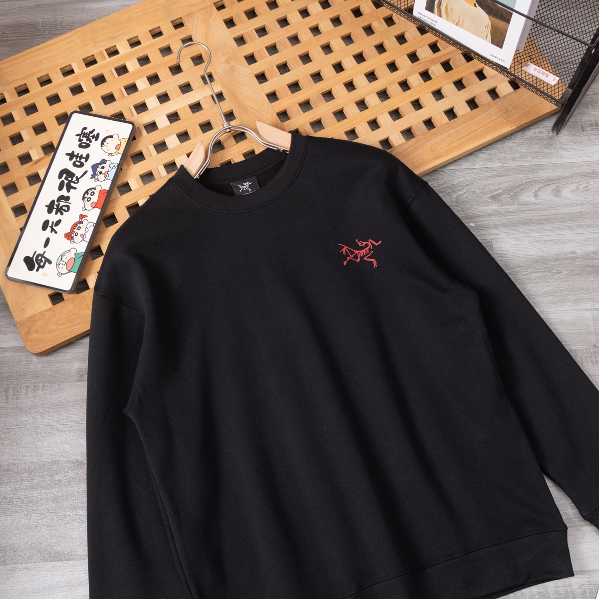 供货价:65💰新品卫衣发布会♻️纯棉毛圈设计,300克足重量,贸易出口货,原包装吊牌（另有38💴华棉版本340克推荐入手）可以随意来图订制 支持一件代发 批发 等  
始祖鸟 经典款全棉加厚320g休闲圆领套头卫衣
全套包装 高品质
卫衣采用320g多支纱线纺织工艺 手感厚实
全棉面料 透气舒适 顶级质感
颜色：图示颜色
尺码：M L XL
 胸围 肩宽 袖长 衣长
M 62 63.5 53 70
L 64 65.5 54.5 72
XL 66 67.5 56 74
尺码 建议身高 建议体重
M 160cm-170cm 50kg-65kg
L 170cm-180cm 65k g-85kg
XL 180cm-195cm 85kg-115kg