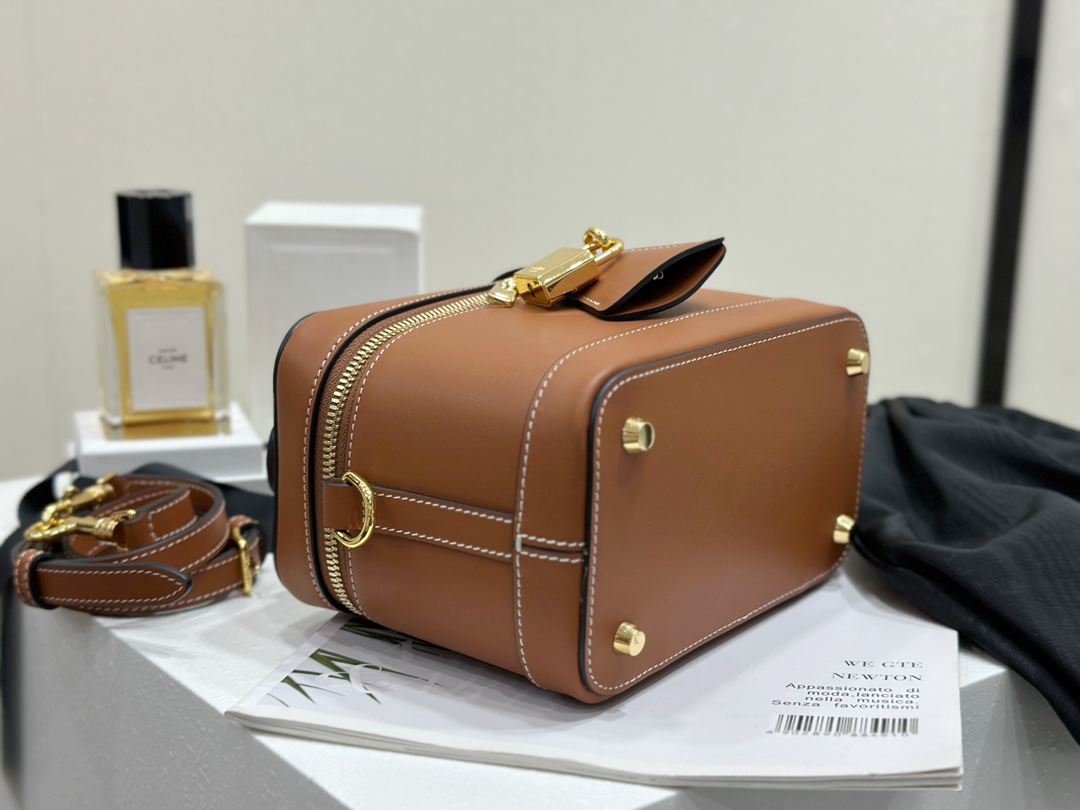 Celine Brown Leather Vanity Case with Lock - Shoulder Bag, 18 cm 8 i1737370163 1425 8