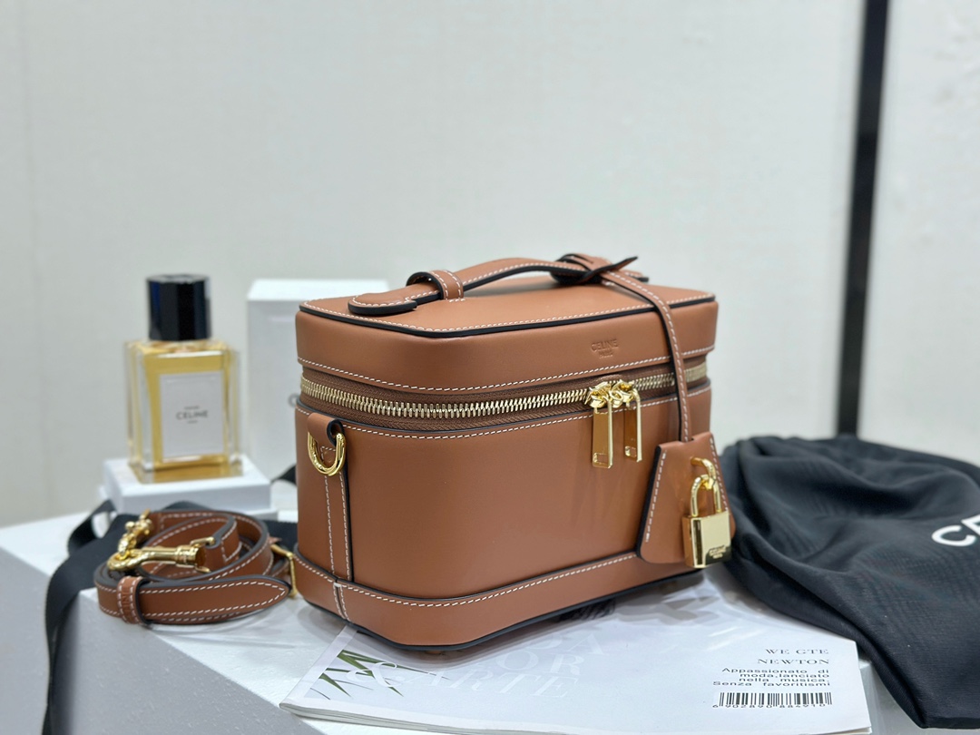 Celine Brown Leather Vanity Case with Lock - Shoulder Bag, 18 cm 3 i1737370163 1484 2