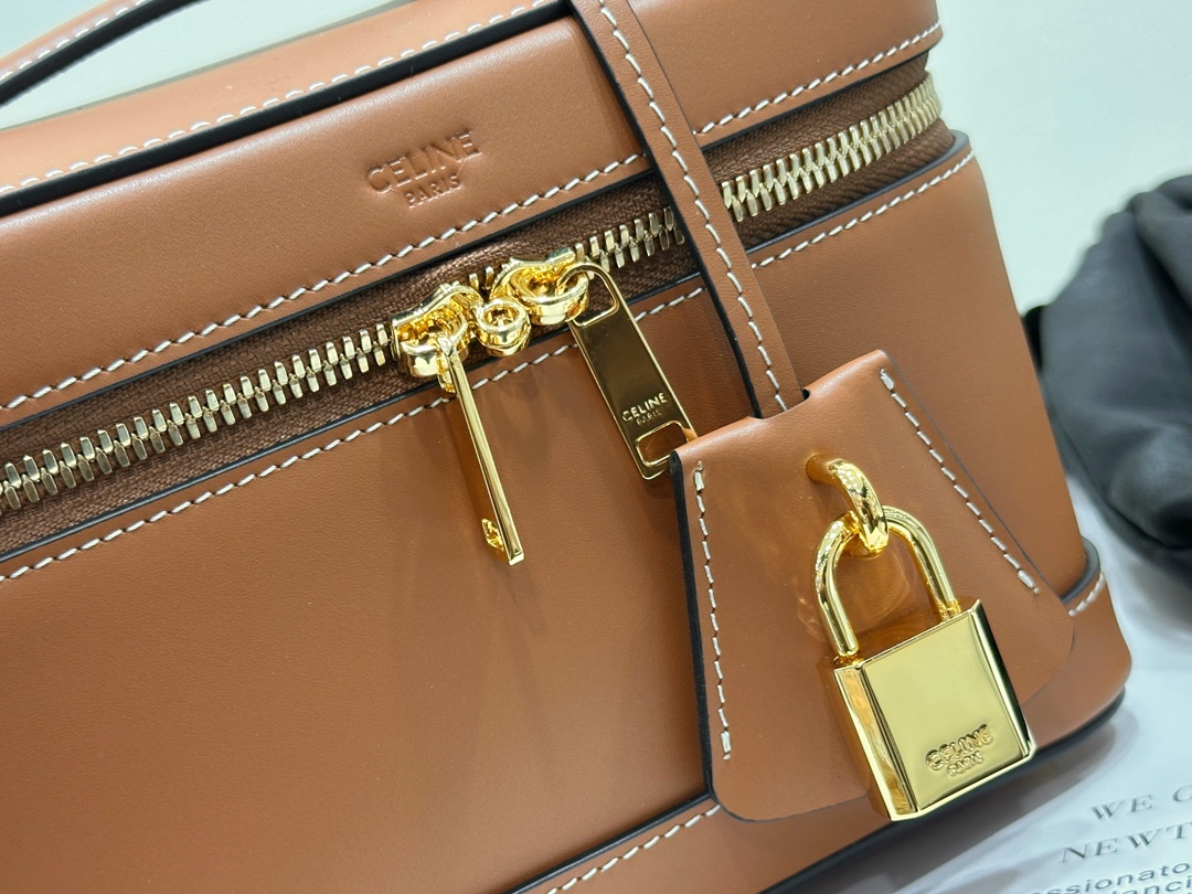 Celine Brown Leather Vanity Case with Lock - Shoulder Bag, 18 cm 9 i1737370163 156 5