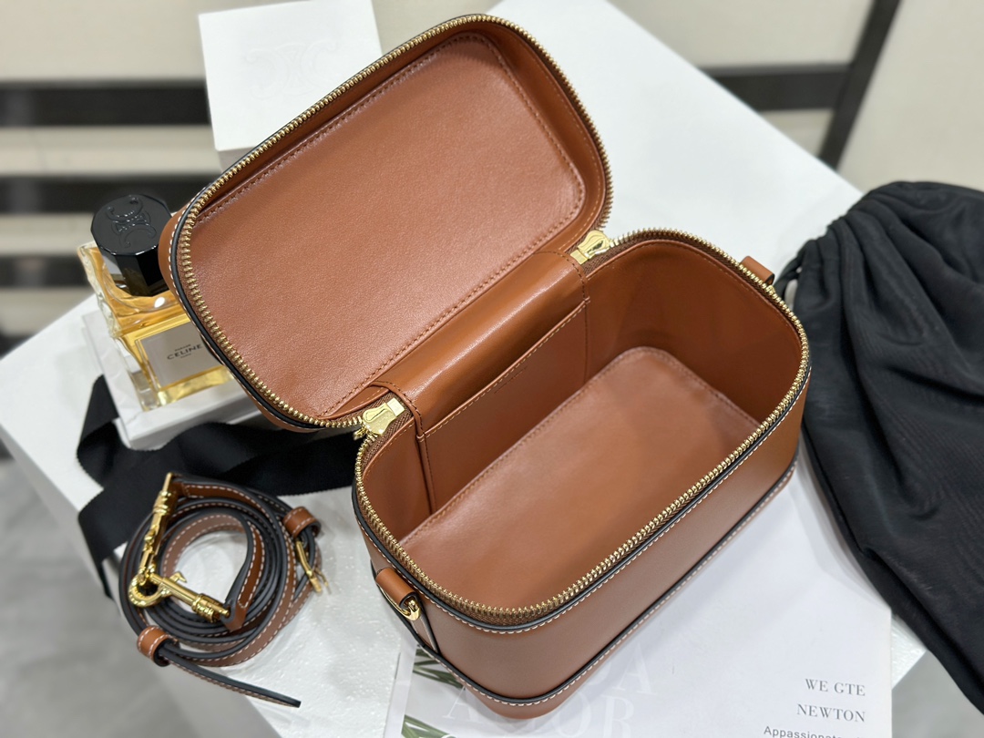 Celine Brown Leather Vanity Case with Lock - Shoulder Bag, 18 cm 6 i1737370163 584 7