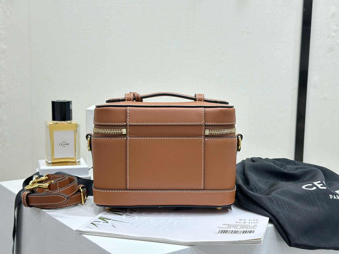 Celine Brown Leather Vanity Case with Lock - Shoulder Bag, 18 cm 4 i1737370163 7348 6