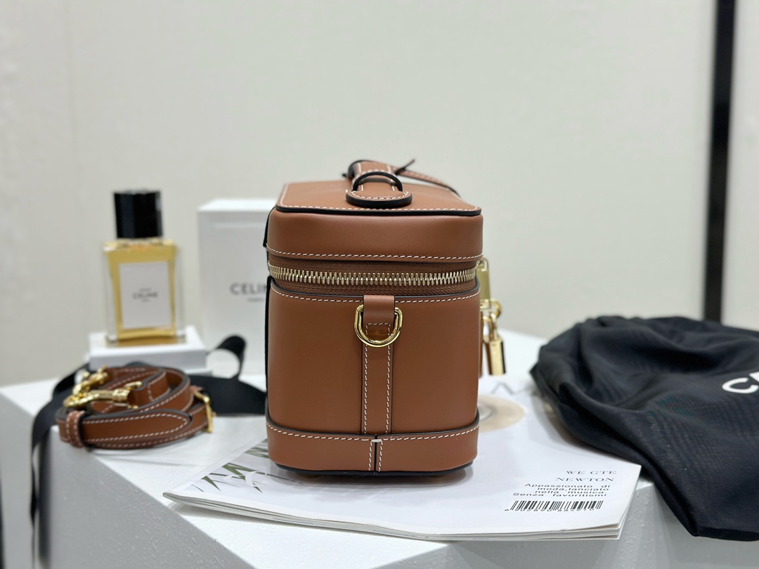 Celine Brown Leather Vanity Case with Lock - Shoulder Bag, 18 cm 5 i1737370163 8924 3