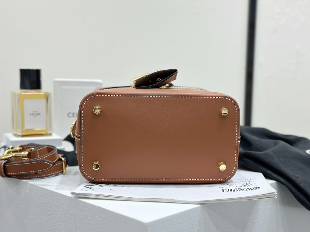Celine Brown Leather Vanity Case with Lock - Shoulder Bag, 18 cm 10 i1737370185 4295 0