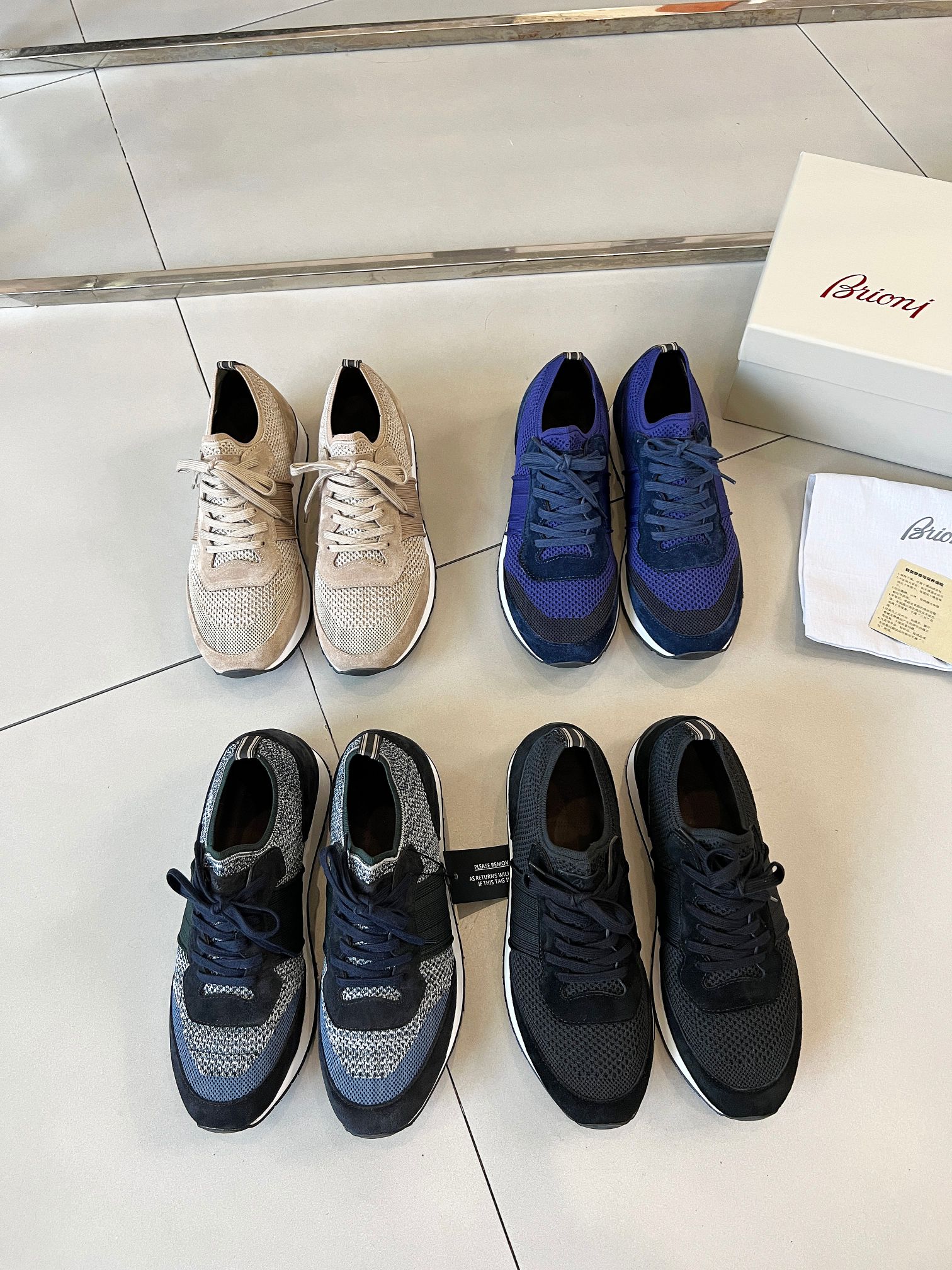 NO:270648,Brioni/Brioni's new men's casual sports running shoes. Wool mixed fabric material running shoes, combining Napa leather side straps and brand classic Legion stripes. It is dynamic and elegant. Whether paired with jeans and T-shirts or semi-formal trousers and shirts, it can create an elegant and extraordinary shape. Integrated design, Brioni sewing labels, Legion striped side straps, lasting method, movable foot bed, rubber bottom sheet/wear-resistant dragon EVA mid-layer/TOU heel trim, three-layer combination sole, 3.5 cm height enhancement effect, original one-to-one packaging Size number 39-46, ,jeans,shirts,tees,t-shirt19860909Brioni/布里奥尼新款男士休闲运动跑鞋 羊毛混合面料材质跑步鞋,融合纳帕皮侧饰带和品牌经典军团条纹.兼具动感与优雅,无论搭配牛仔裤加T恤,还是半正式裤装加衬衫,皆可打造高雅不凡的造型. 一体式设计,Brioni缝纫标签,军团条纹侧面饰带,套楦做法,活动脚床,橡胶底片/耐磨龙EVA中层/ TOU后跟饰片,三层组合大底,3.5公分增高效果,原版一比一包装 码数39-46,,jeans,shirts,tees，t-shirt,Men's shoes