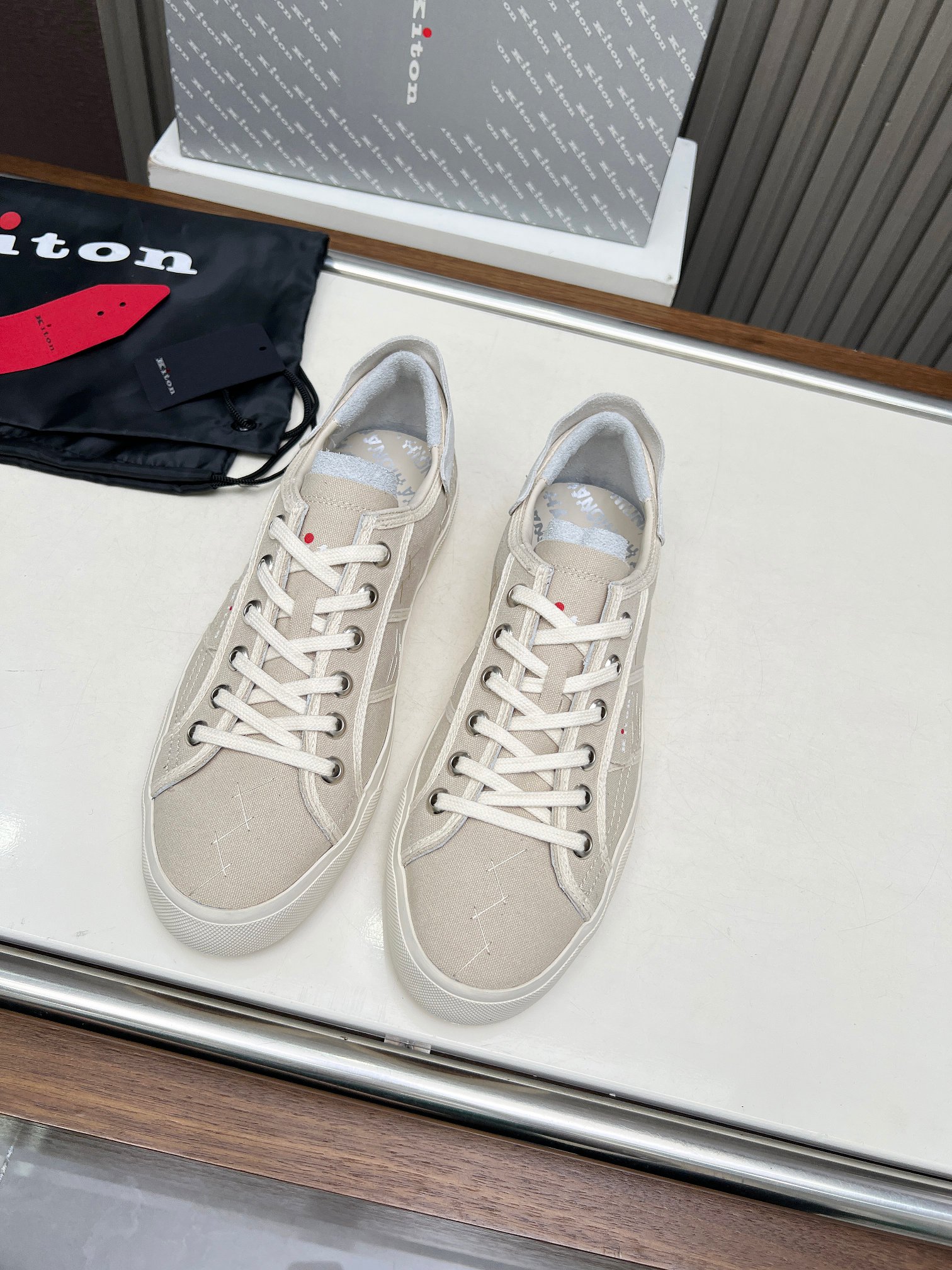 NO:270657,Kiton's new casual shoes with washing denim fabric, original sweat-absorbing and breathable inner, matched with Kitin's classic elements contrasting stitching technology, 100% hand-embroidered, simple but not simple, original one-to-one mold-opening anti-slip rubber sole, another comfortable and versatile casual four-season shoes, size 39-46,19860909Kiton秋冬新款休闲板鞋,水洗牛仔面料,原版吸汗透气内里,搭配Kitin家经典元素撞色缝线工艺,百分百手工刺绣,简约而不简单,原版一比一开模防滑橡胶大底 又一舒适百搭休闲四季板鞋的得意之作 码数39-46,,Men's shoes