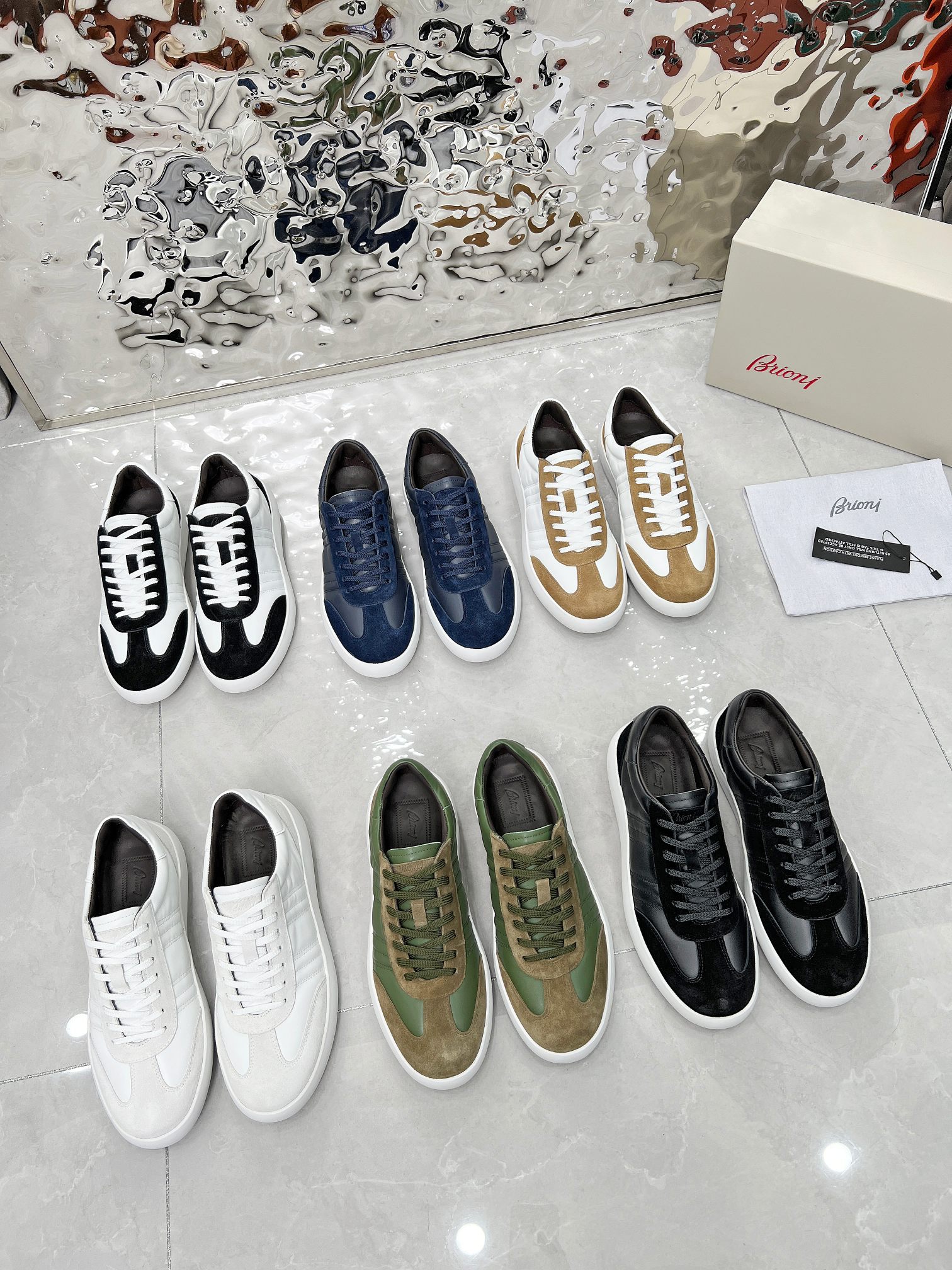 NO:271993,Brioni/Brioni new men's casual shoe shoes, calves and high-end sheepskin mixed fabric running shoes, combining Napa leather side straps and brand classic Legion stripes. It is dynamic and elegant. Whether paired with jeans and T-shirts or semi-formal trousers and shirts, it can create an elegant and extraordinary look. Integrated design, Brioni sewing labels, Legion striped side straps, last method, movable foot bed, original one-to-one open mold sole, original one-to-one genuine packaging Size 39-46, , ​​jeans, shirts, tees, t-shirt, sheepskin19860909Brioni/布里奥尼新款男士休闲板鞋鞋 小牛绒和高档羊皮混合面料材质跑步鞋,融合纳帕皮侧饰带和品牌经典军团条纹.兼具动感与优雅,无论搭配牛仔裤加T恤,还是半正式裤装加衬衫,皆可打造高雅不凡的造型. 一体式设计,Brioni缝纫标签,军团条纹侧面饰带,套楦做法,活动脚床,原版一比一开模大底,原版一比一正品包装 码数39-46,,jeans,shirts,tees，t-shirt,sheepskin,Men's shoes