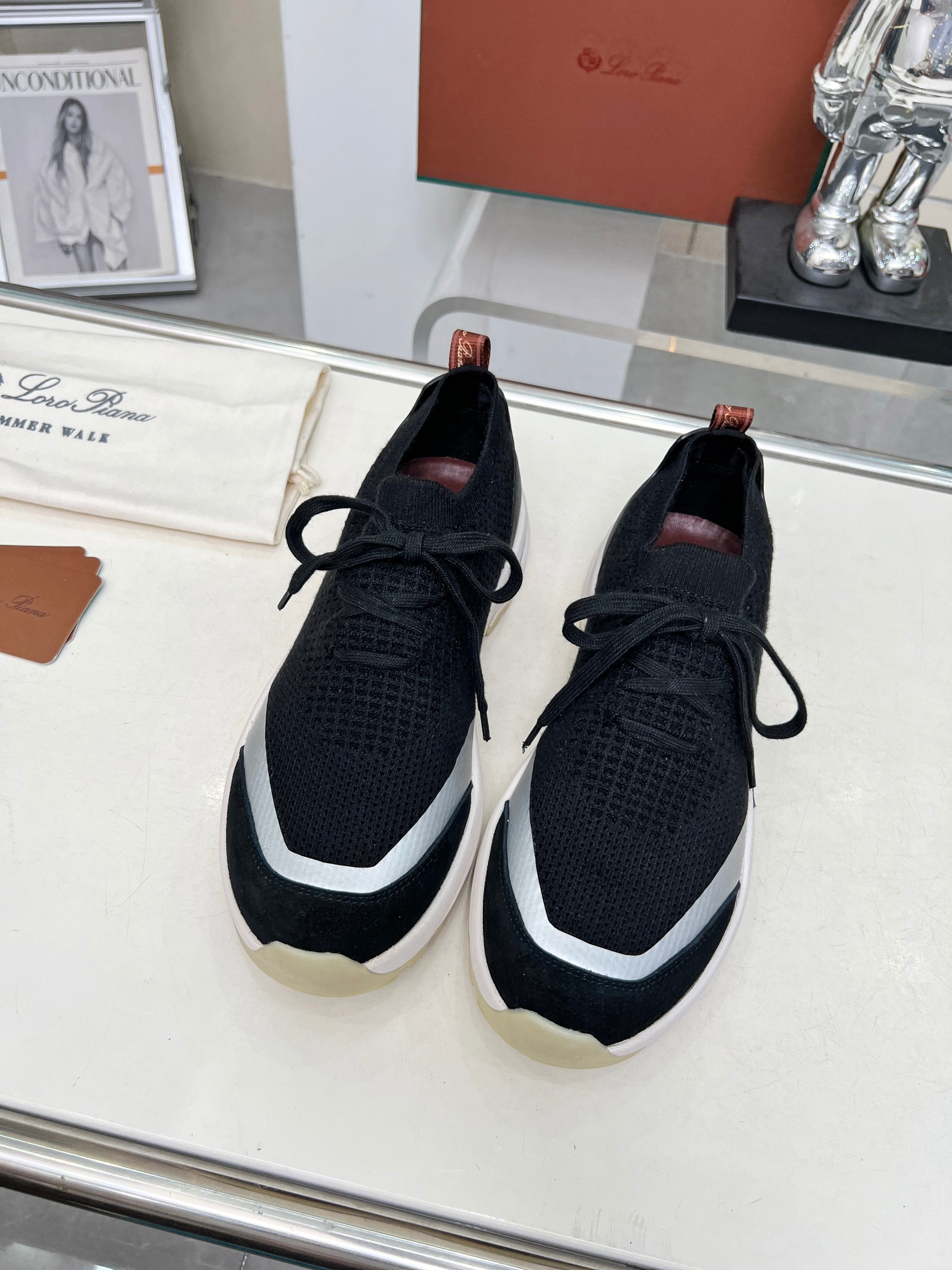 NO:271995,This sneaker redefines the iconic 360LP from a modern perspective, with a new shape and a wider silhouette design for an extraordinary and comfortable wearing experience. The ultra-light sole creates a charming modern beauty. The Wðsh wool bead-ground knitted upper is paired with exquisite lining. The toe is soft suede and the heel is embellished with soft leather. Treated by StormSystem, it is adapted to all weather conditions. The bag structure The upper is a classic pull-out structure with extra laces to comfortably wrap the feet. The sole is made of light and soft material to absorb the pressure from walking impact. The sole is a new and elegant design for daily wear. Size 39-46,,loro piano,sneakers19860909这款运动鞋以现代视角重新定义标志性360LP,采用全新外形和更宽大的廓形设计,营造超凡舒适的穿着体验.超轻鞋底营造迷人的现代美感,Wⅰsh羊毛珠地针织鞋面,搭配考究衬里,鞋头设有柔软绒面革,鞋跟点缀柔软皮革.经StormSystem处理,适应各种天气情况. 袋状结构 鞋面采用经典套穿式结构,配有额外鞋带舒适包裹双脚,鞋底采用轻盈柔软材料制成,可吸收走路冲击带来的压力,底面采用全新优雅设计,适合日常穿着 码数39-46,,loro piana,sneakers,Men's shoes