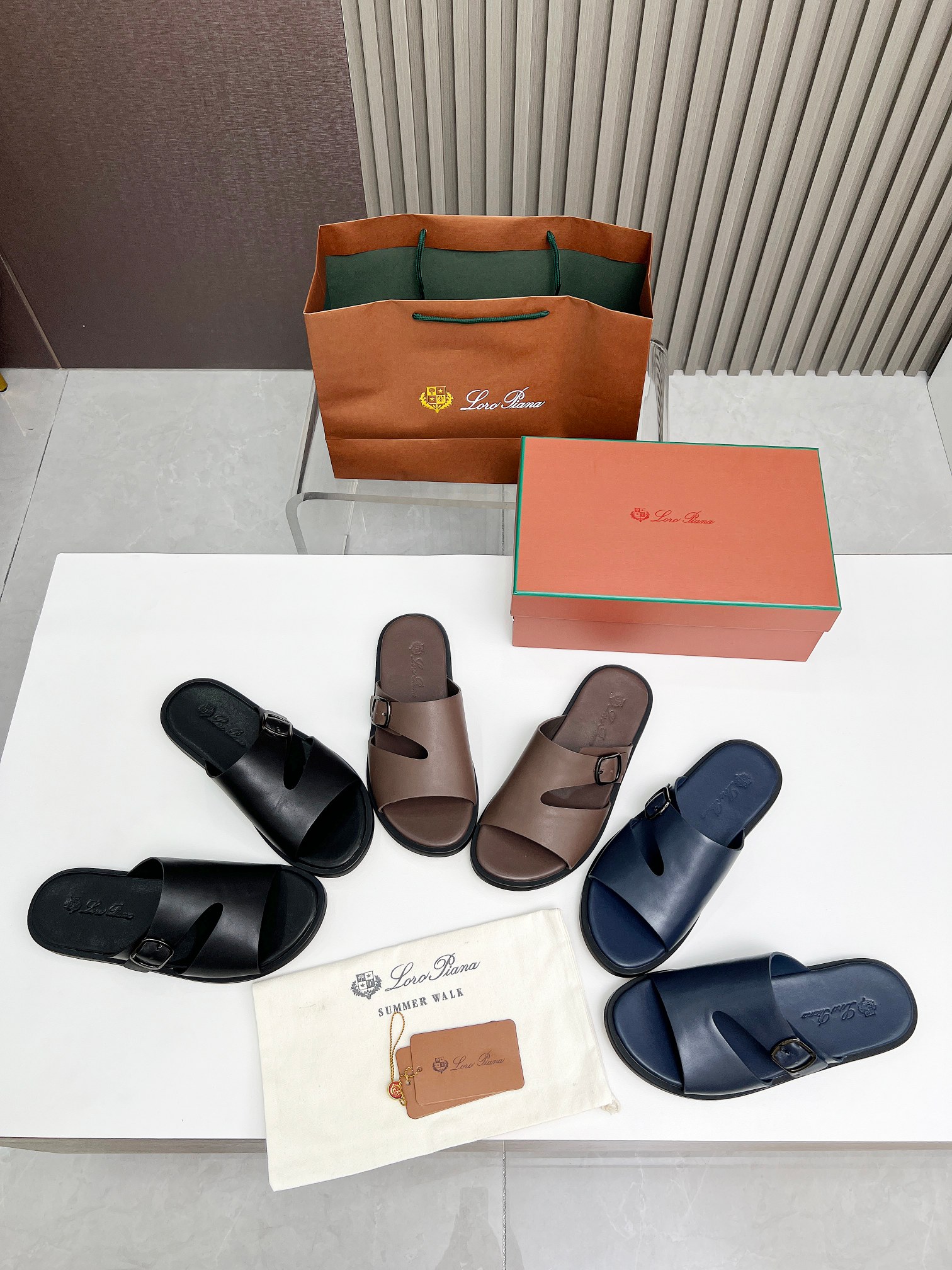 NO:280814,♂.Loro Piana* top-grade authentic high-end slippers purchased 1:1 copy. The existing Loro Piana company was founded on April 24. The family business has been the sixth generation, providing high-quality products for customers who value taste and quality requirements. Imported calfskin fabric. The inner lining uses imported A-grade sweat-absorbing beef. Pure hand genuine packaging. The original one-to-one mold opening sole. The love of the rich people in the Middle East is the number of 39-46. Loro Piana, slippers, cowhide19860909♂.Loro Piana*顶级正品级高版拖鞋款购买原版1:1复制 于194月24日一手创立现有的Loro Piana公司.家族经营至今已是第六代,为讲求品味及对质量有要求的顾客提供上等的优质商品 进口小牛皮面料 内里采用进口A级吸汗牛里  纯手正品包装 原版一比一开模大底 中东土豪们的心头爱凉拖 码数39-46,,loro piana,slippers,cowhide,Men's shoes