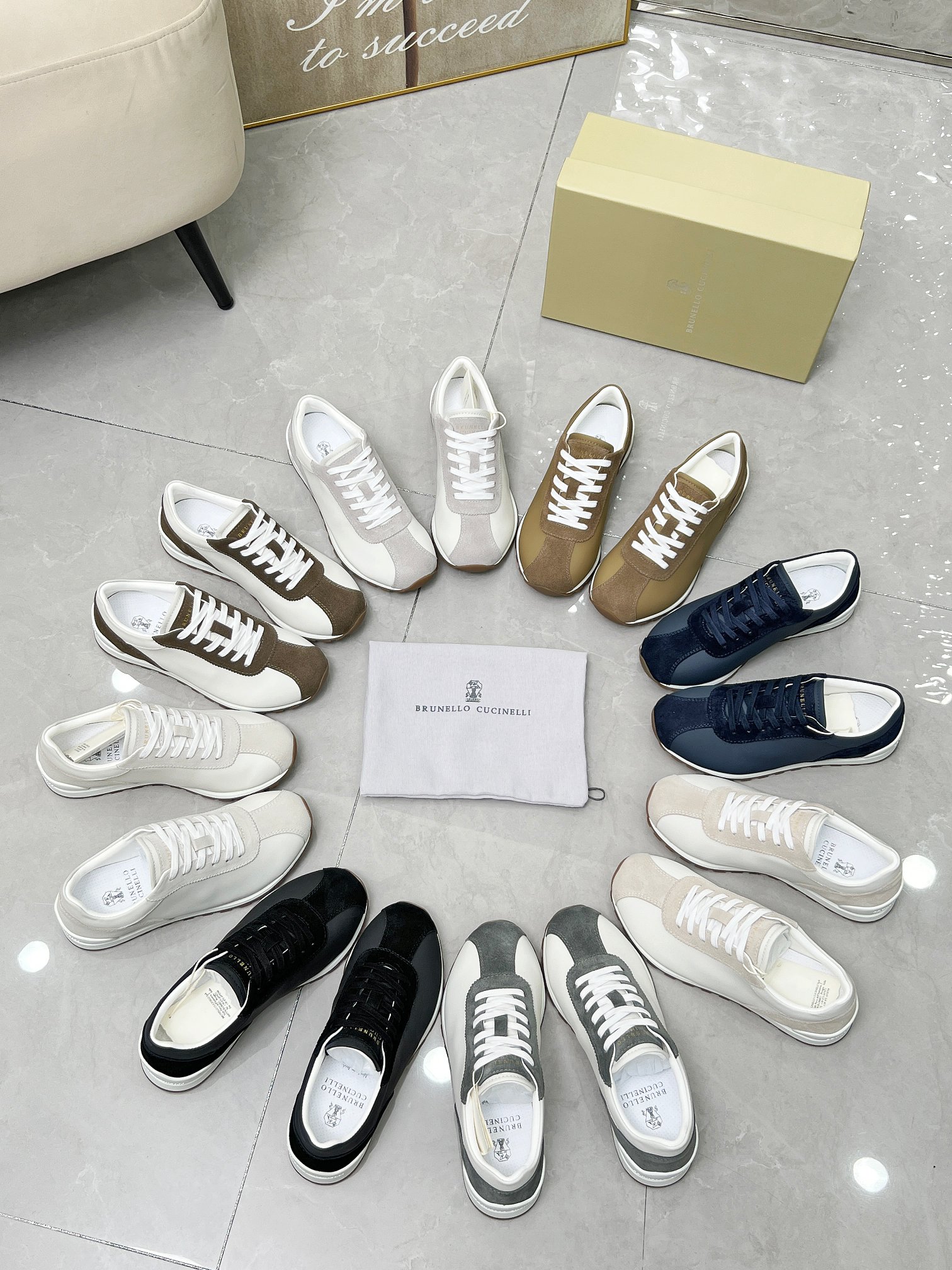 NO:346154,The most affordable Brunello Cucinelli top version of four seasons classic sneakers. The precious imported calf suede fabric is mixed with calfskin, water dyed, sweat-absorbing and breathable cattle. It is a combination of ultra-light original one-time rubber-soled anti-slip sole, allowing you to show your fashionable personality in comfort. Size 35-42, brunello cucinelli,sneakers,cowhide19860909实价BrunelloCucinelli顶级版本四季经典运动鞋 珍贵的进口小牛绒面料与小牛皮混搭,水染吸汗透气牛里 与超轻盈的原版一比一生胶底防滑鞋底组合, 让您在舒适中彰显时尚性格. 码数35-42,,brunello cucinelli,sneakers,cowhide,Men's shoes