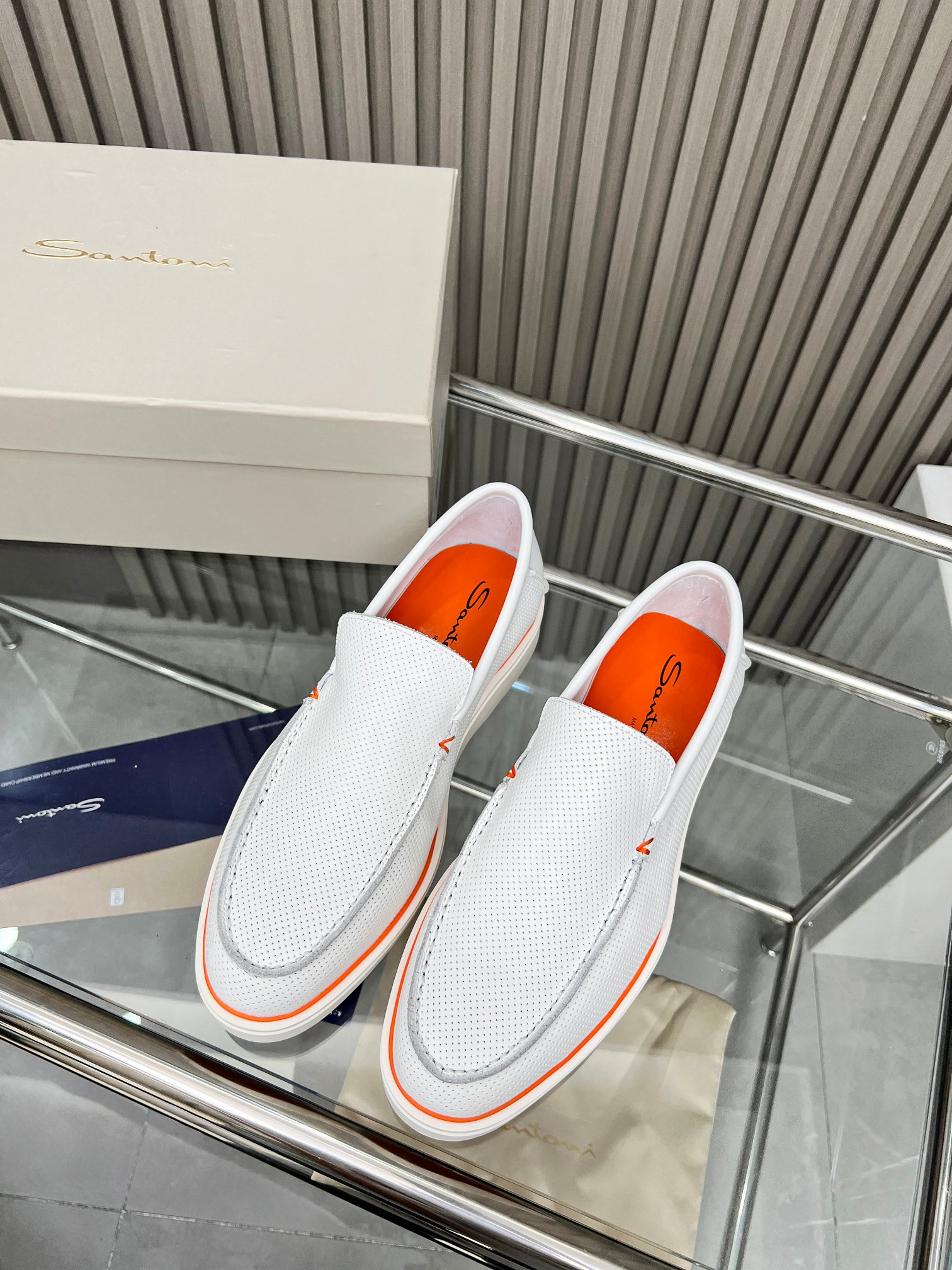 NO:355900,Santoni four-season classic loafer casual business shoes imported calfskin with breathable punching industrial paired with S-home special orange sheep, cool, breathable and not stuffy. Original one-to-one open mold sole 100% pure hand-sewn mark thread to ensure original flavor. Classic versatile black and white color number 39-46,,loafers,cowhide19860909Santoni四季经典乐福鞋休闲商务款单鞋 进口小牛皮加透气冲孔工业搭配S家专用橘色羊里,清凉透气不闷热 原版一比一开模大底 百分百纯手工缝制马克线确保原汁原味 经典百搭黑白两色 码数39-46,,loafers,cowhide,Men's shoes