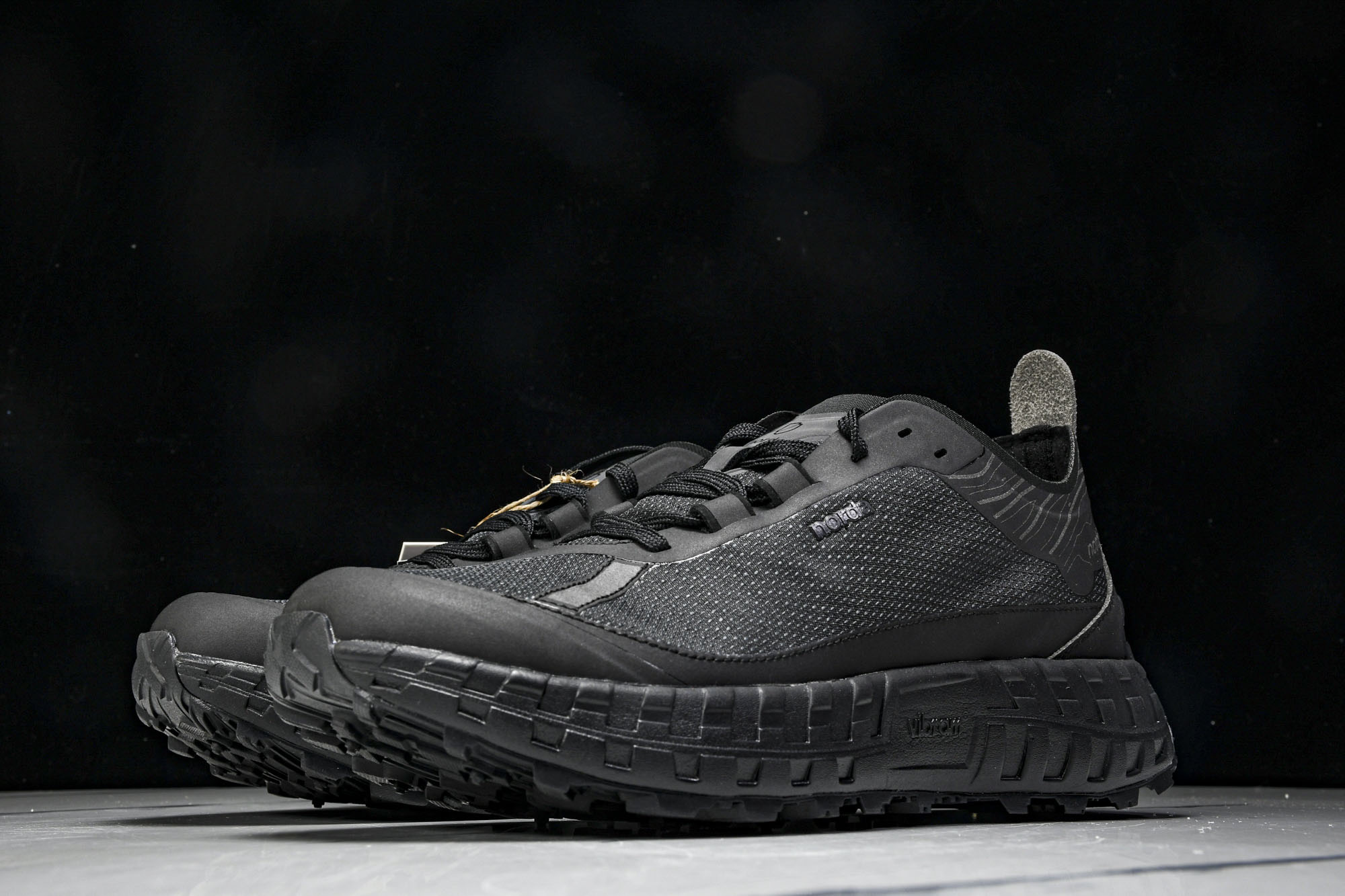 Norda 001 Sneaker in Stealth Black 男子灰黑色 全地形 越野 户外登