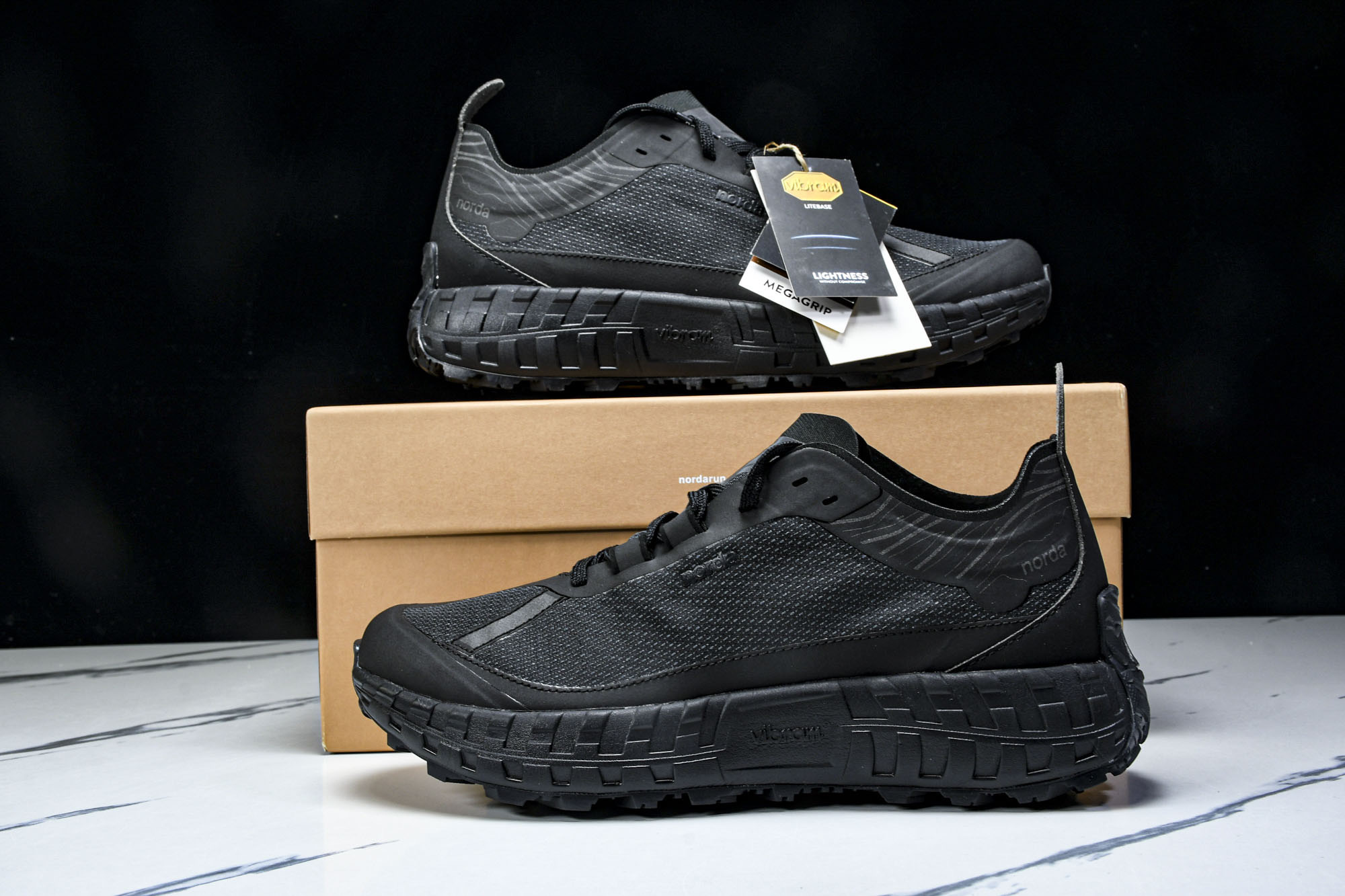 Norda 001 Sneaker in Stealth Black 男子灰黑色 全地形 越野 户外登