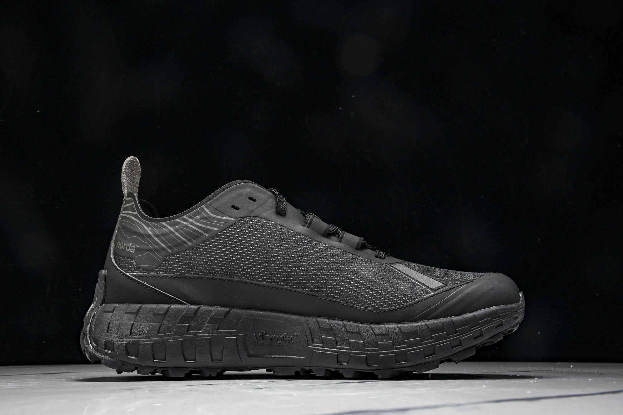 Norda 001 Sneaker in Stealth Black 男子灰黑色 全地形 越野 户外登