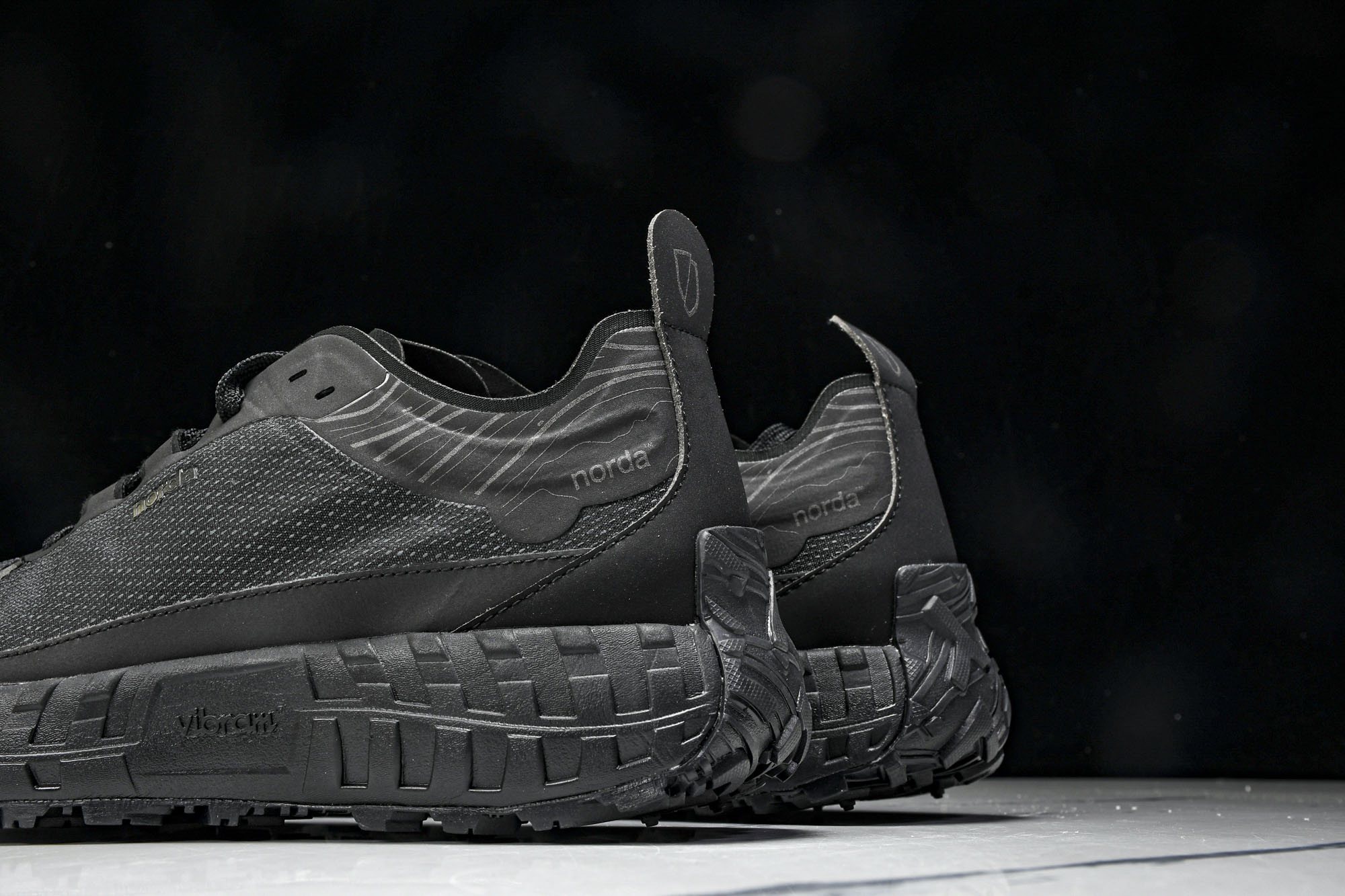 Norda 001 Sneaker in Stealth Black 男子灰黑色 全地形 越野 户外登