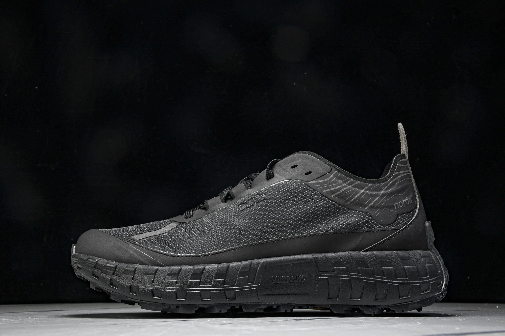 Norda 001 Sneaker in Stealth Black 男子灰黑色 全地形 越野 户外登