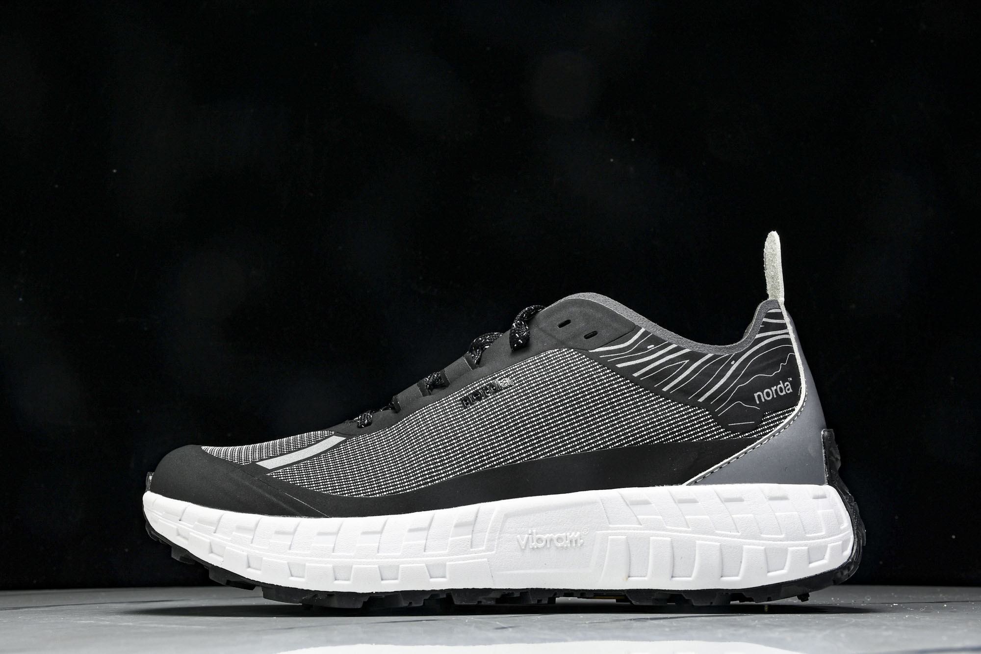 Norda 001 Sneaker in Stealth Black 男子灰黑色 全地形 越野 户外登