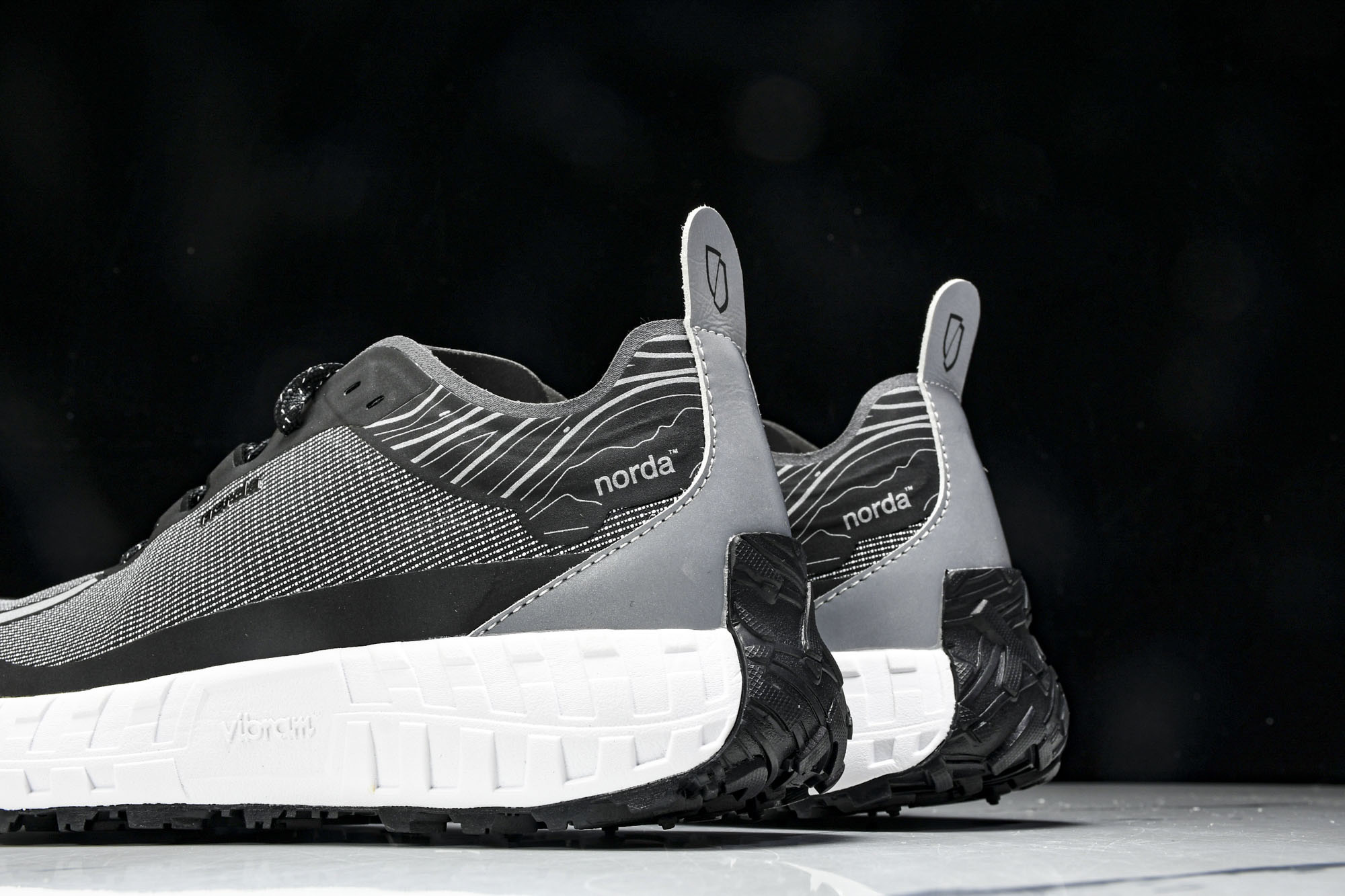 Norda 001 Sneaker in Stealth Black 男子灰黑色 全地形 越野 户外登