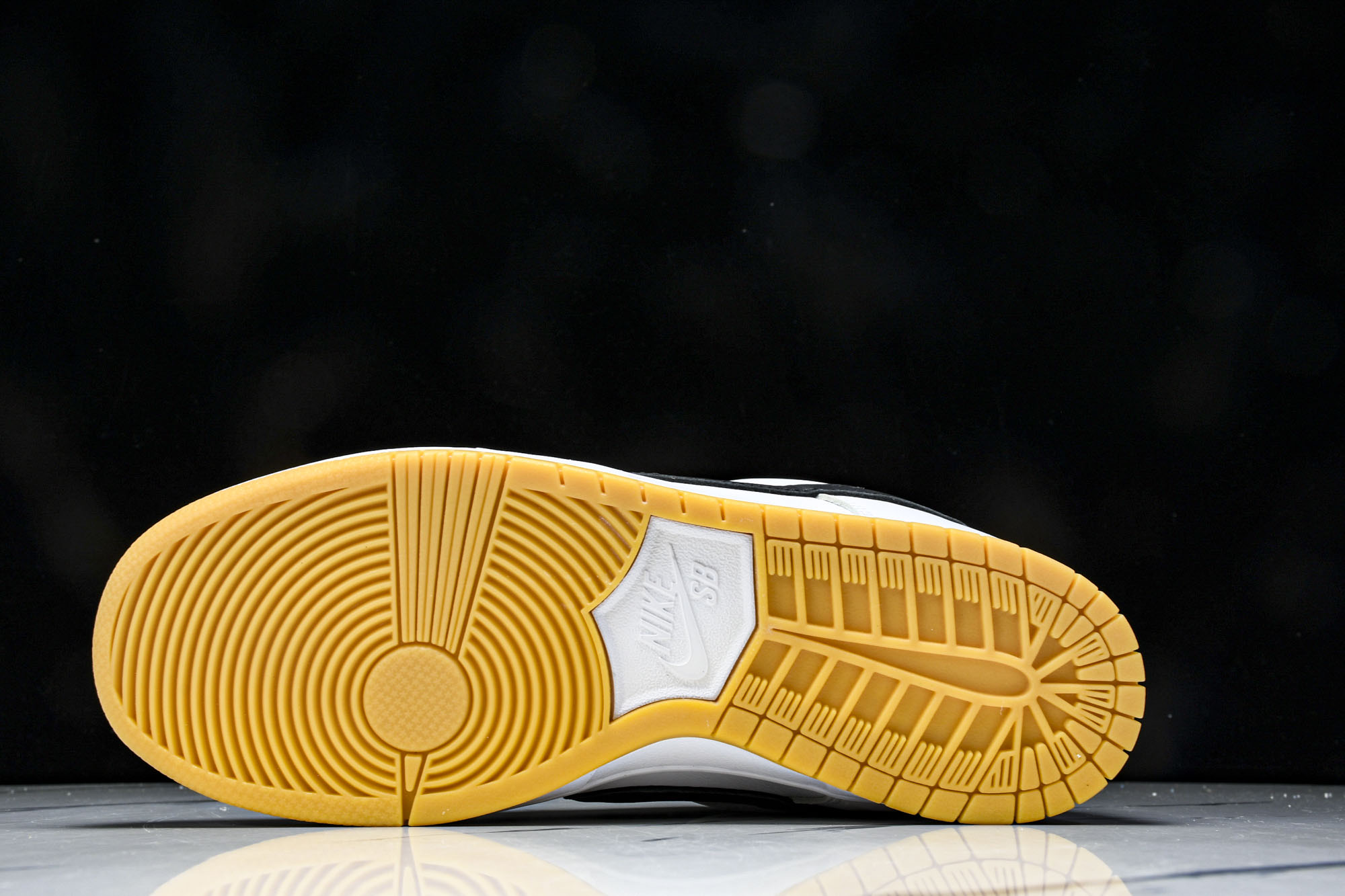 Dunk 尺码40-47.5

纯原版出品-SB Dunk Low Pro White Gum 白生胶 