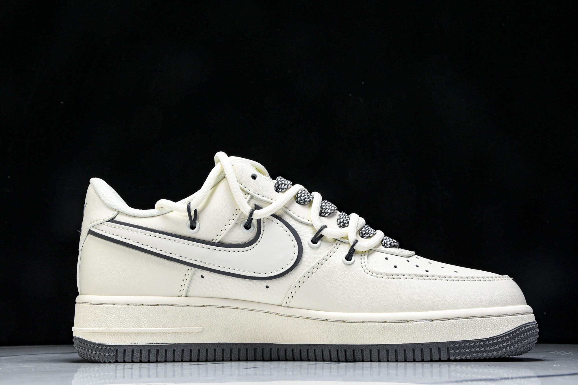 
Nike Air Force 1'07 Low LV联名 米灰底抽绳 空军一号低帮休闲板鞋 DM686