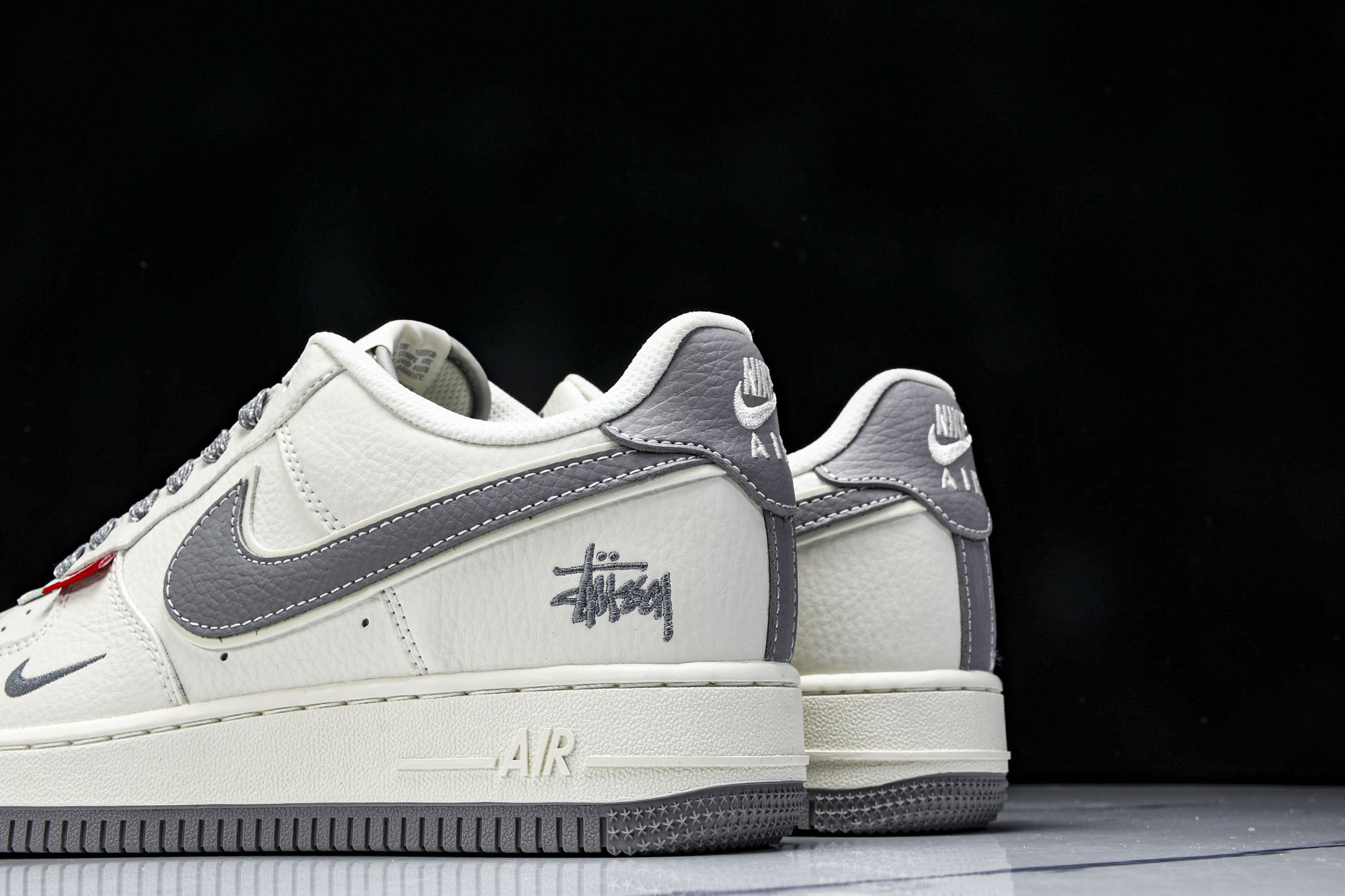 
Nike Air Force 1'07 Low 斯图西联名 灰勾灰底红标 空军一号低帮休闲板鞋 CS5