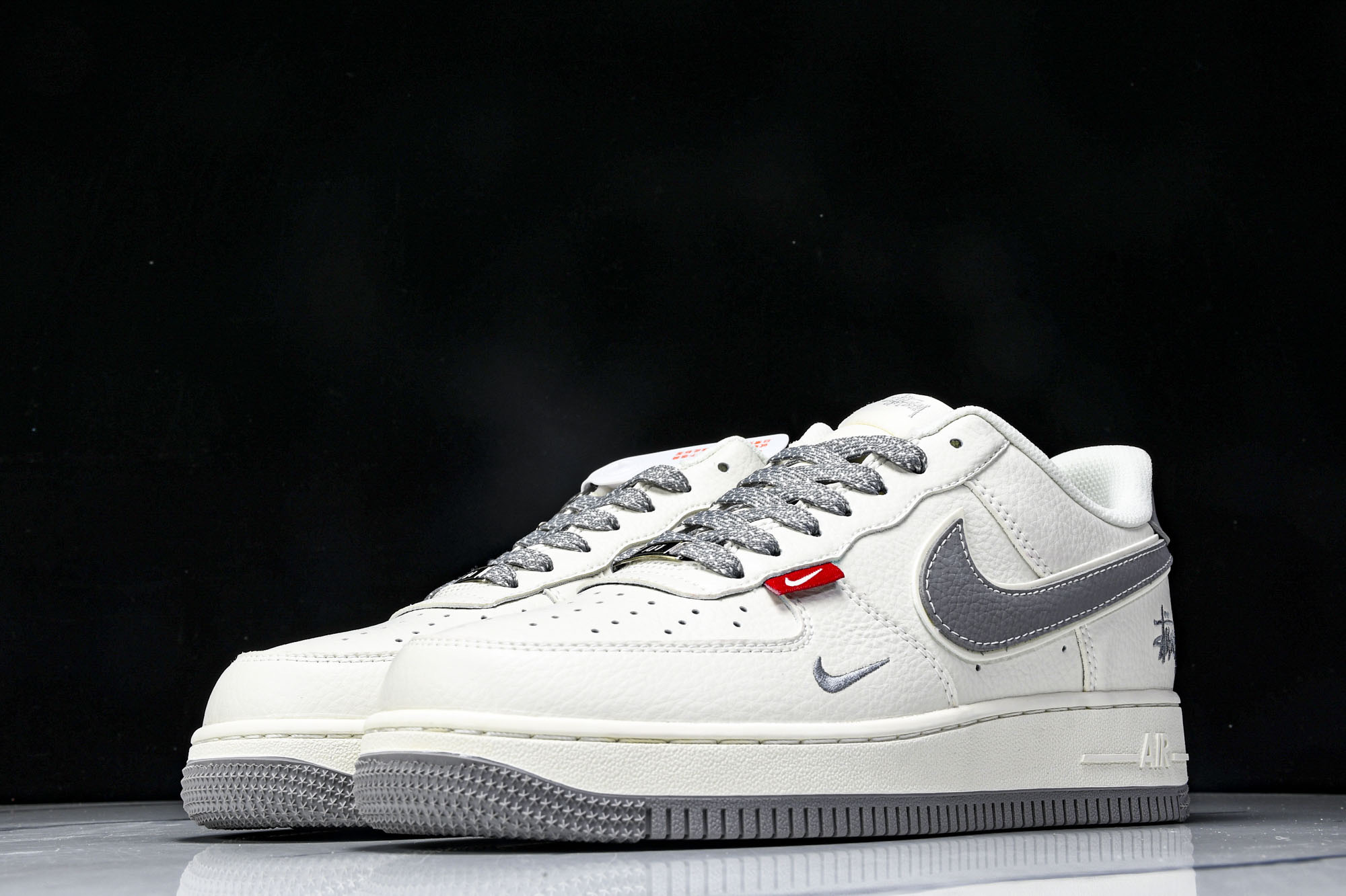 
Nike Air Force 1'07 Low 斯图西联名 灰勾灰底红标 空军一号低帮休闲板鞋 CS5