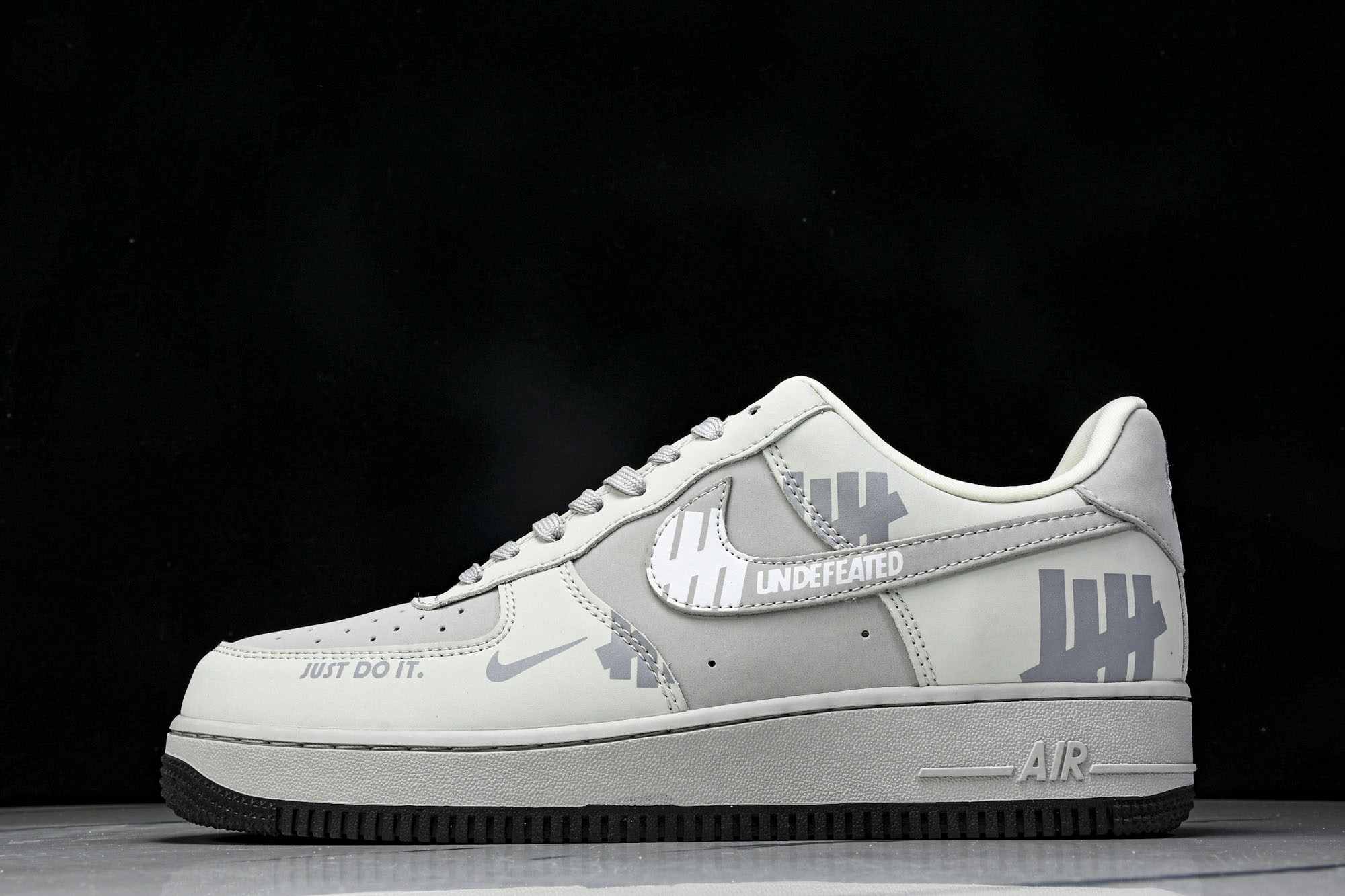 
Nike Air Force 1'07 Low UN联名 印象LOGO 空军一号低帮休闲板鞋 DF01