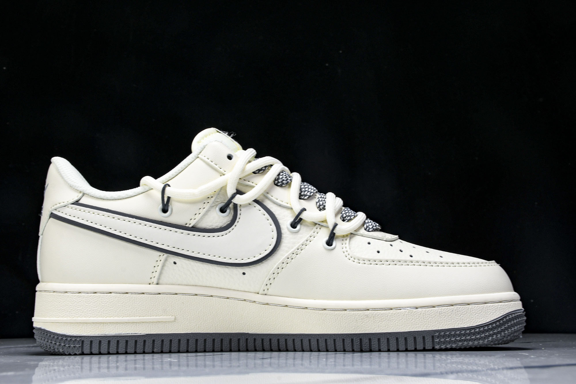 
Nike Air Force 1'07 Low LV联名 米灰底抽绳 空军一号低帮休闲板鞋 DM686